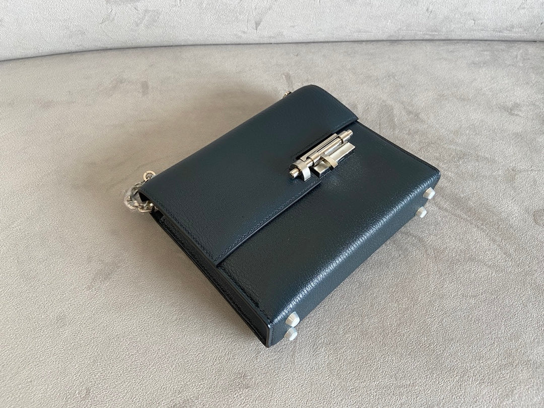 Мини-сумка Hermes Verrou из козьей кожи 7U темно-синего цвета с серебряной пряжкой.