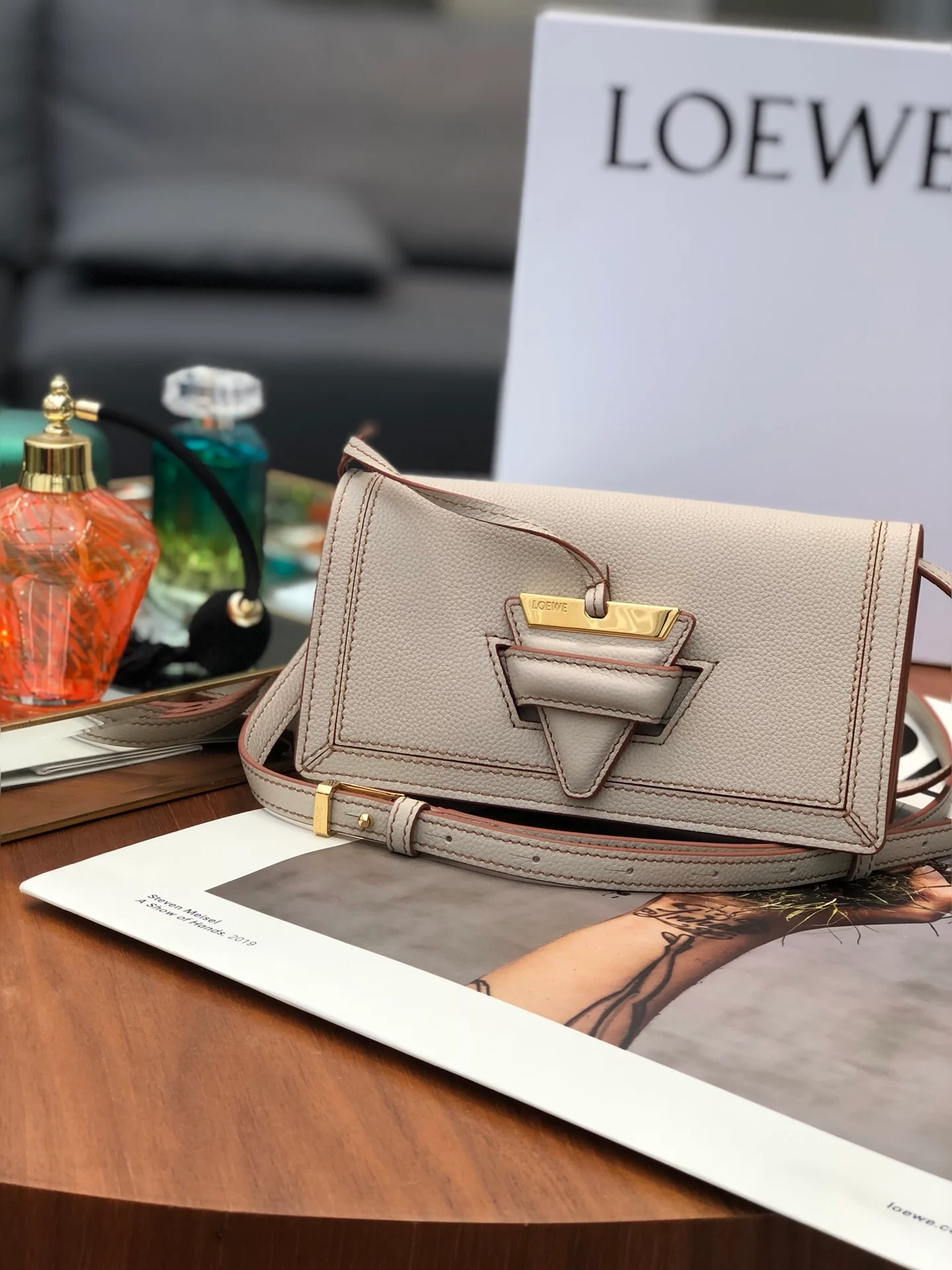 Сумка-треугольник Loewe, новая версия 2020 года, мини, цвет ?слоновая кость?.