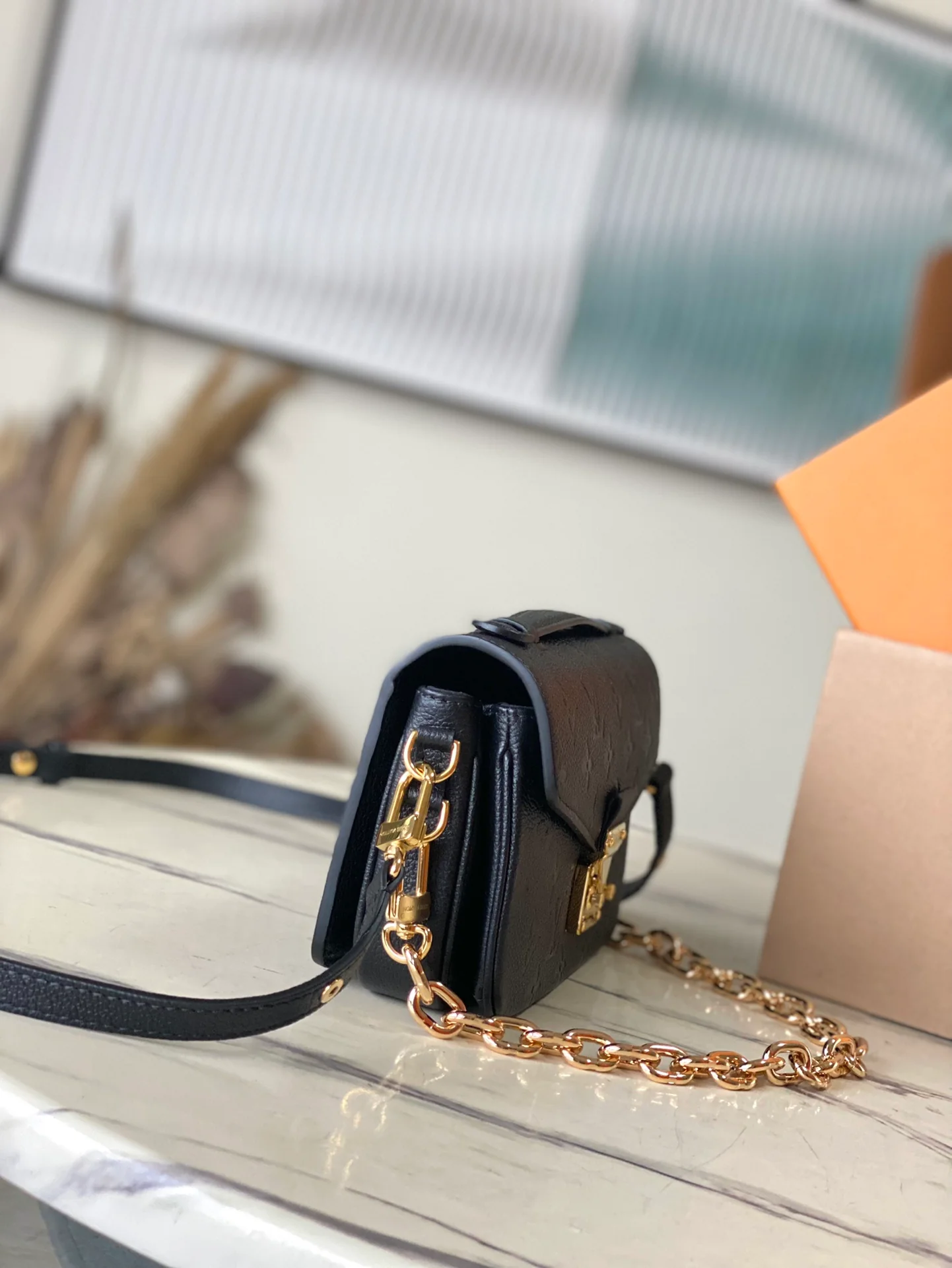 m46595-LV-pochette-metis-east-west-black