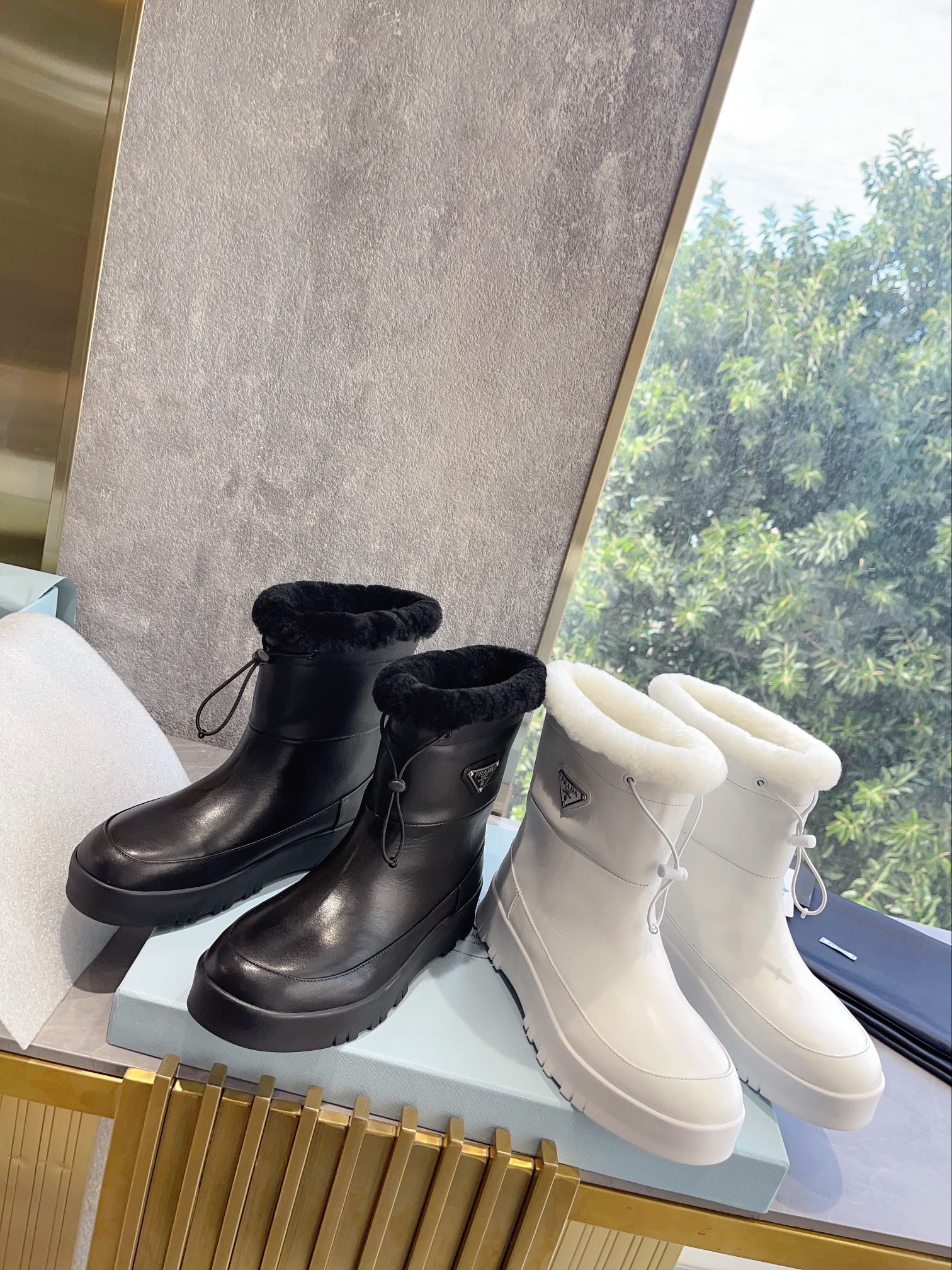 Prada - Новинка сезона осень/зима 2022 - Новые зимние ботинки с треугольным логотипом.