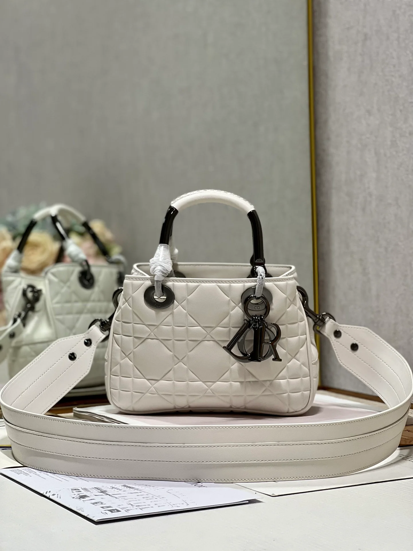 Сумочка Dior Lady 95 22, маленькая, с белой пряжкой.