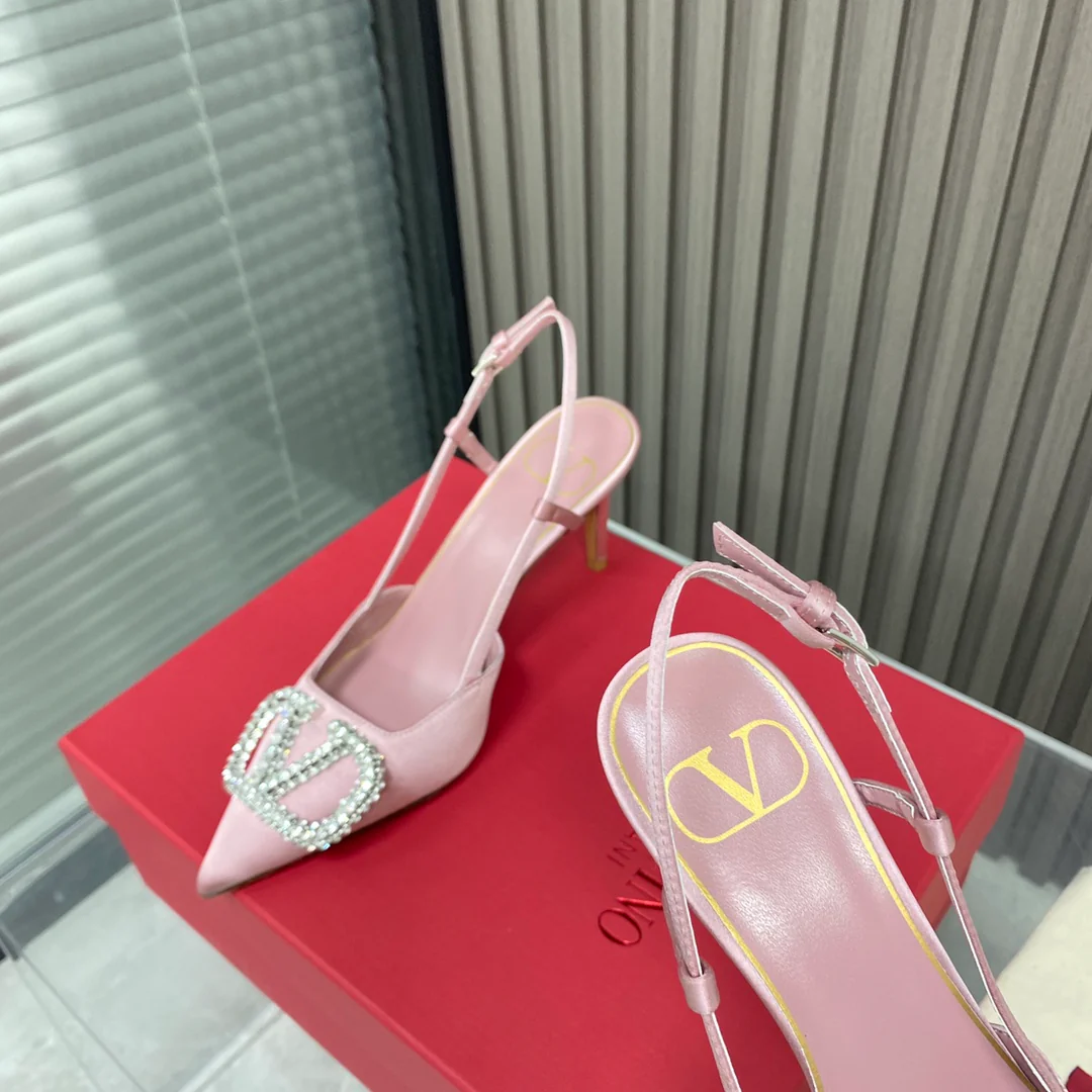 Valentino - Новейшая коллекция бутика - Сандалии и туфли на каблуке с V-образными замшевыми вставками - 2