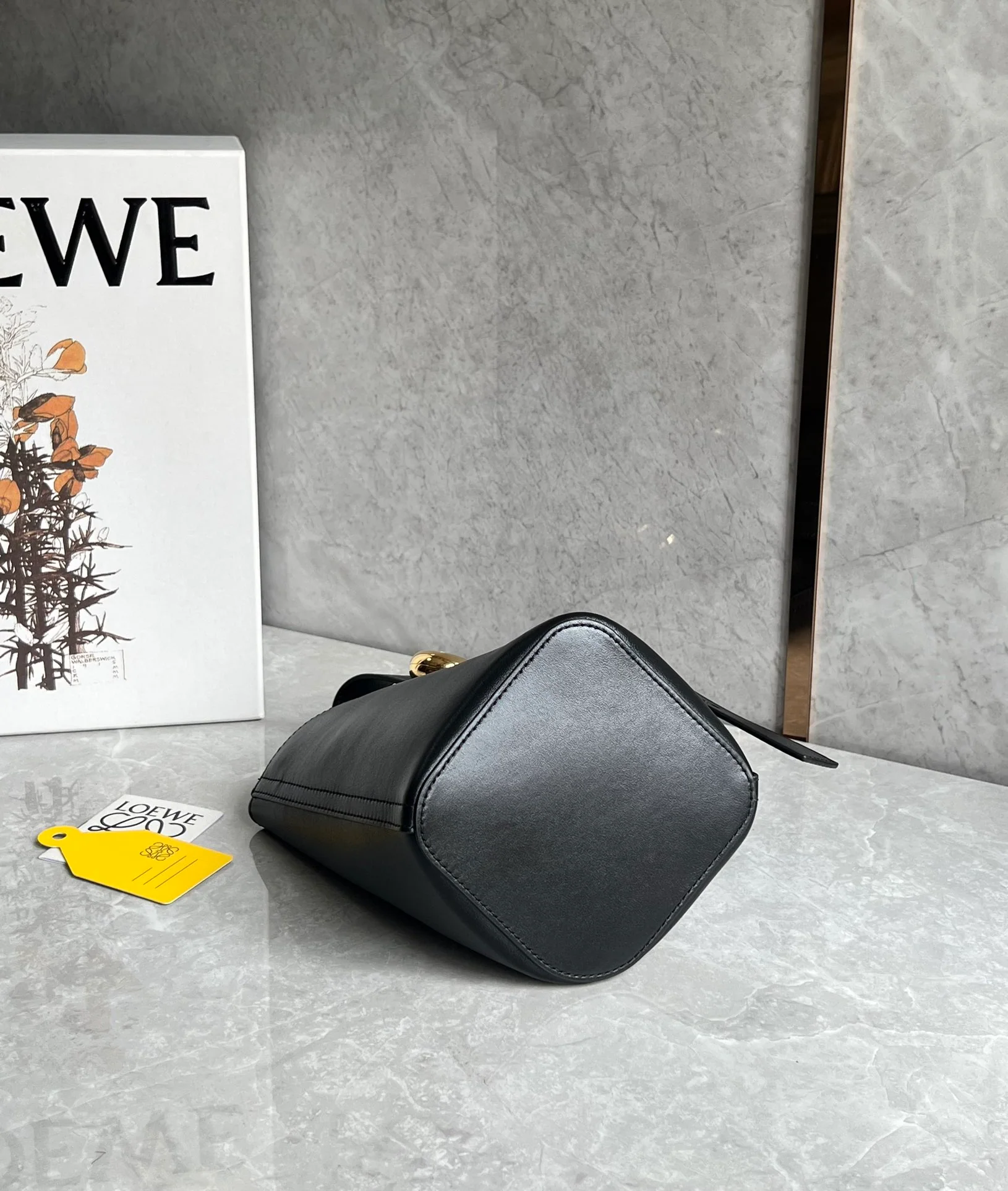 Сумка-ведро Loewe Pebble Bucket Mini Bucket Bag - черная
