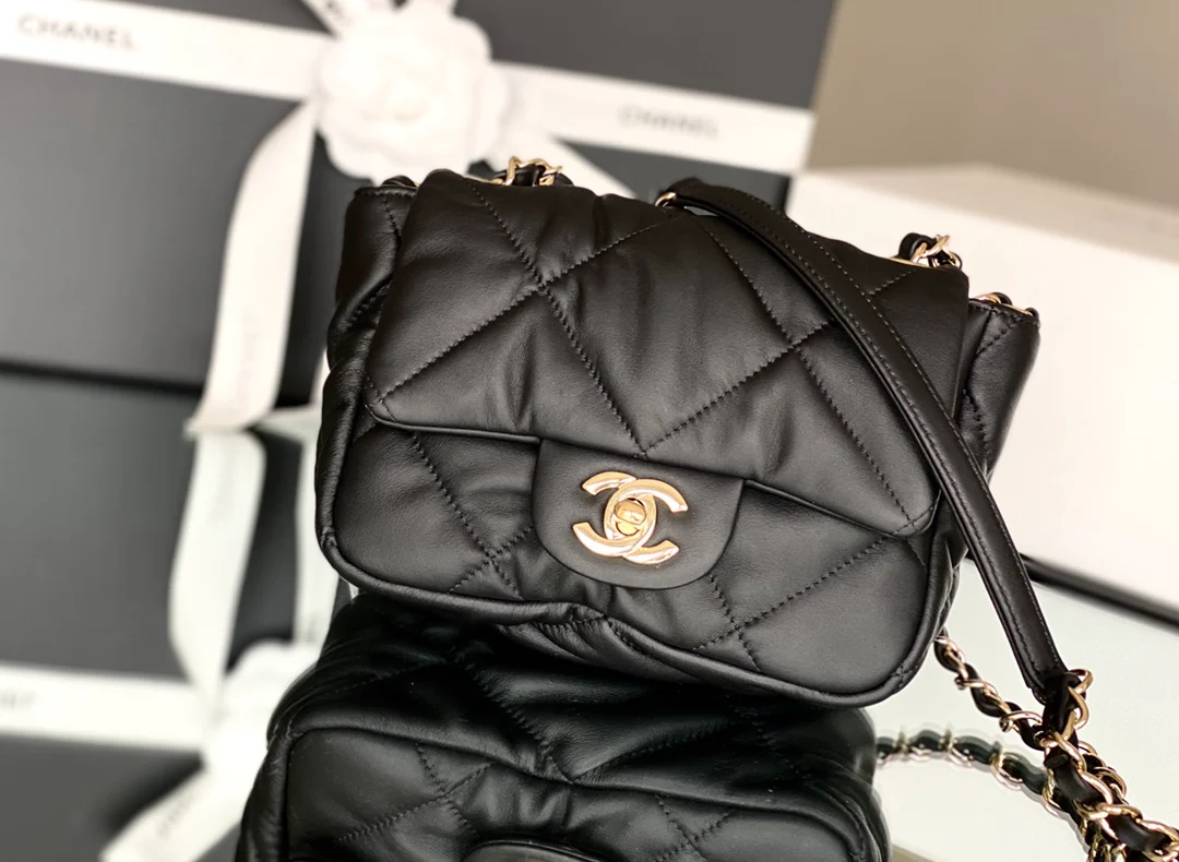 Сумка Chanel Resort Collection из мягкой телячьей кожи - черная