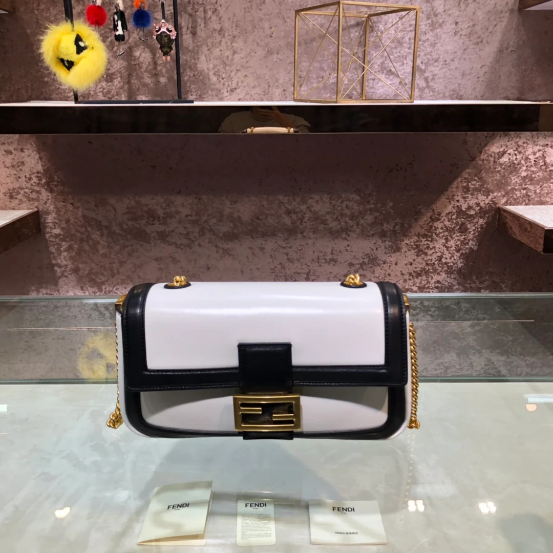 Сумка Fendi Baguette Medium из черной кожи с окантовкой