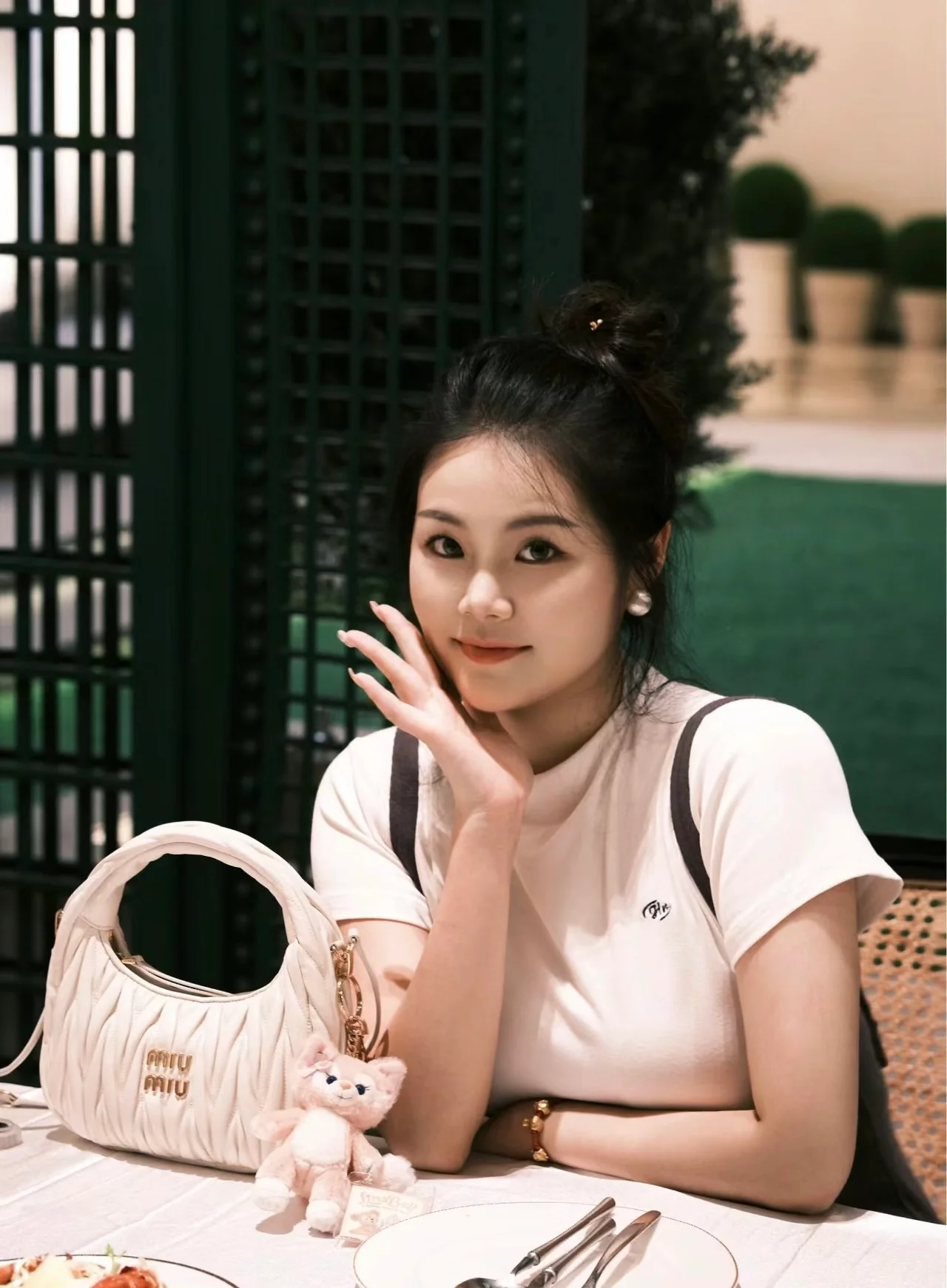 Сумка Miu Miu Wander — маленькая, из овечьей кожи — носите и делитесь с другими.