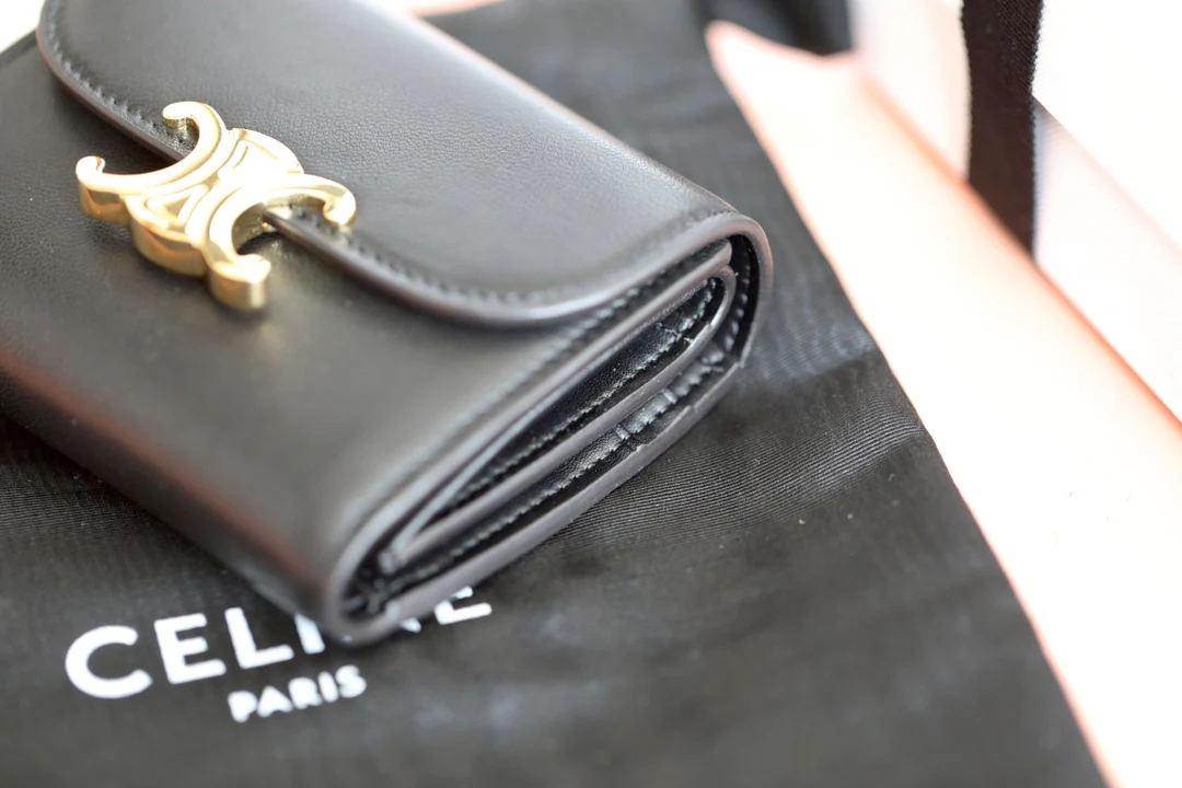 Маленький глянцевый кошелек Triomphe с клапаном из овечьей кожи - черный