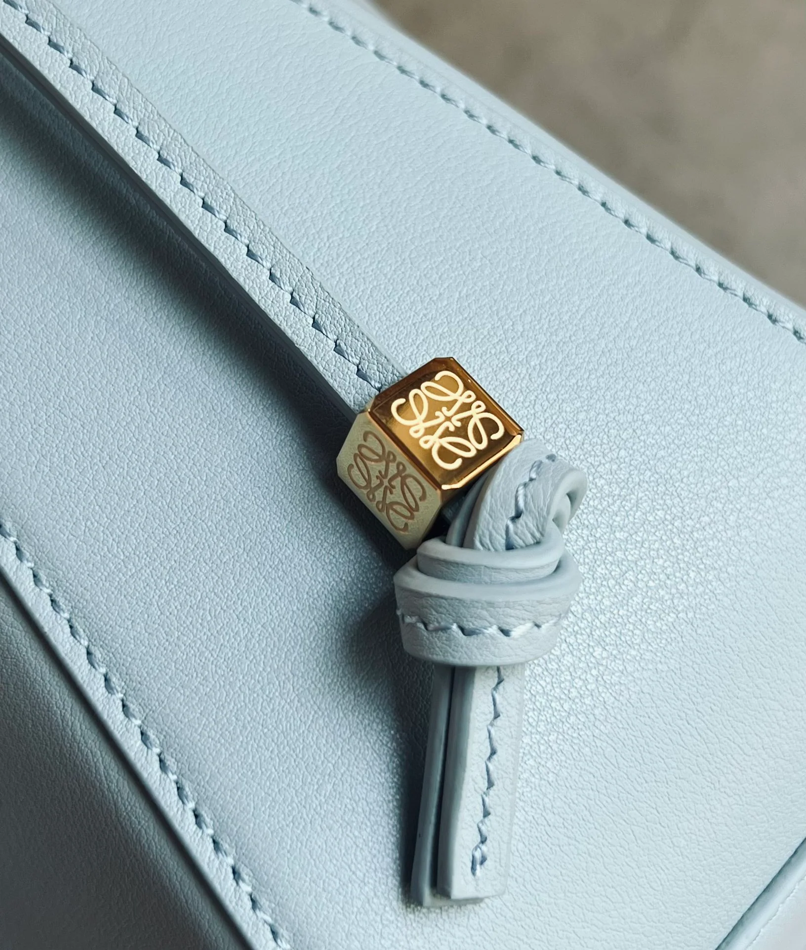 Сумка-хобо Loewe Hammock, светло-голубая.