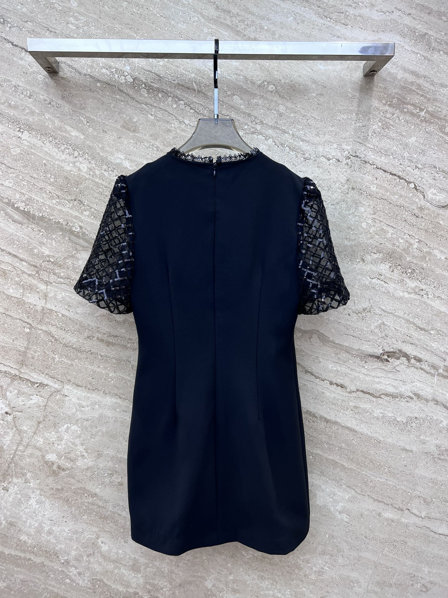 Новинка сезона весна/лето 2024 от Miu Miu - комбинезон А-силуэта с короткими рукавами, украшенный стразами и пайетками на груди.