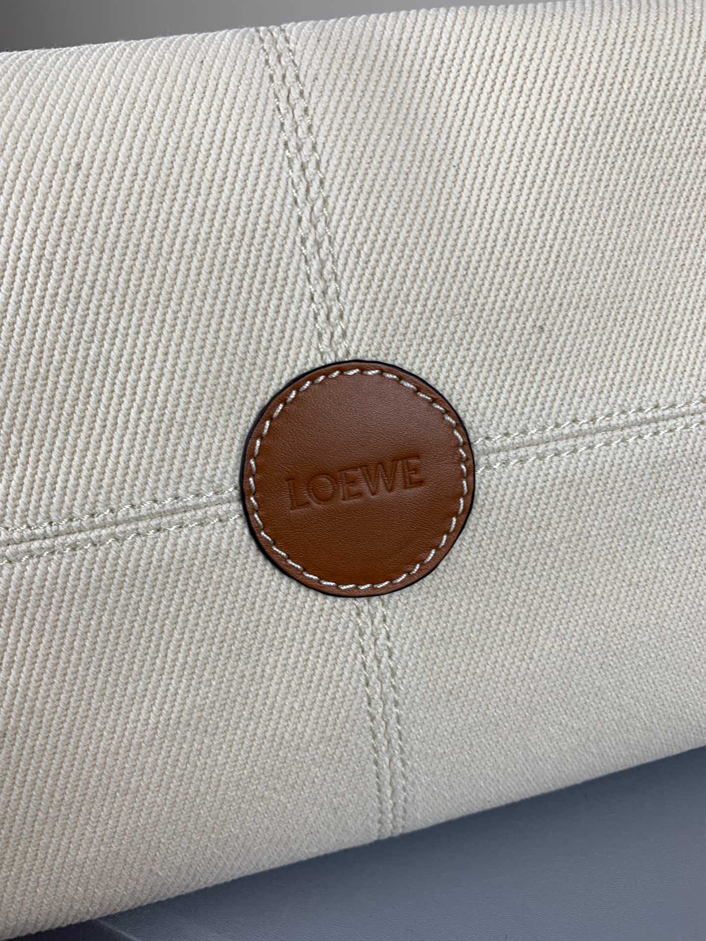 Сумка-тоут Loewe с подушкой, белая, коричневая кожа