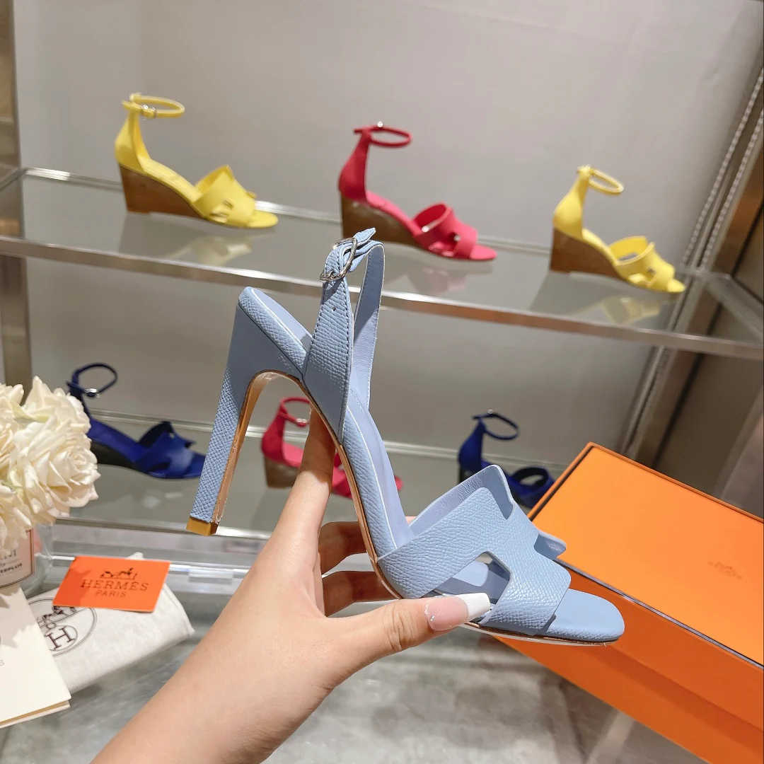 Новинка весны 2022 года от Hermes - сандалии на высоком каблуке.