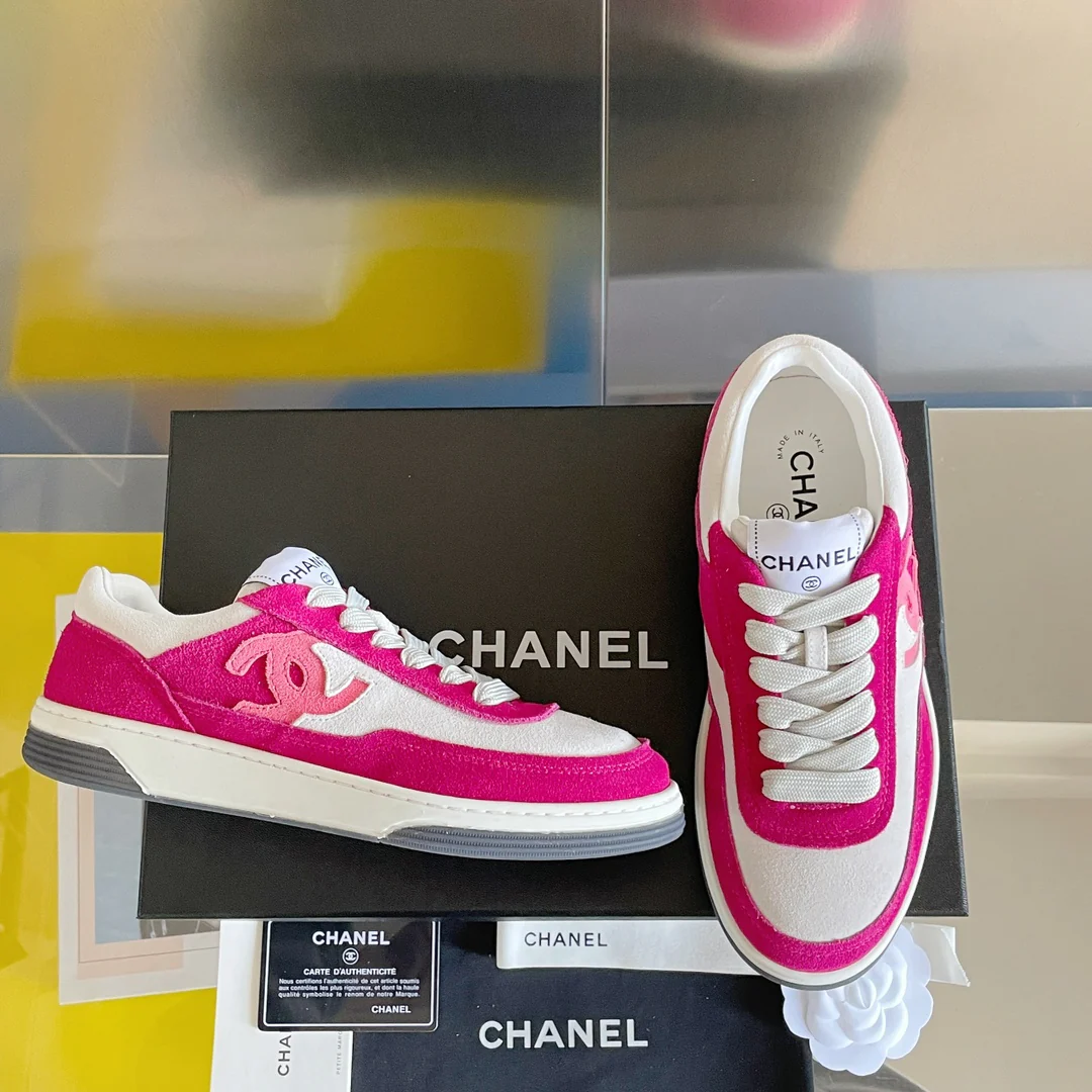 Новинки коллекции Chanel Весна/Лето 2023 - Замшевые кроссовки - Повседневная обувь - Спортивная обувь - Розовые