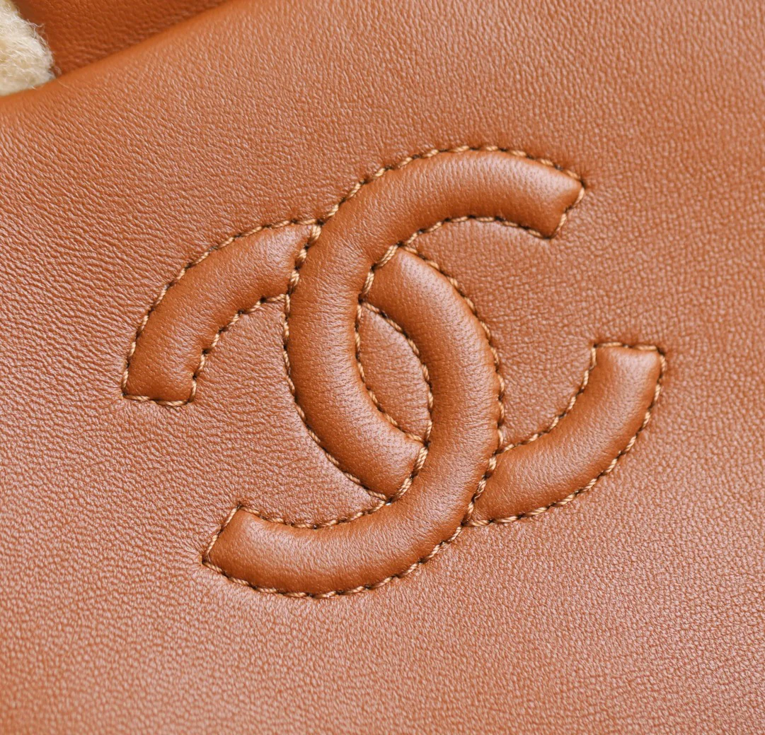 Сумка Chanel с клапаном и цепочкой в ??виде плюшевого мишки из 24-каратного золота (маленькая).