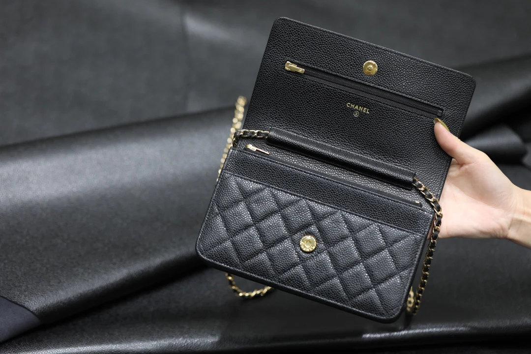 Классическая сумка Chanel WOC из черной кожи личи с золотой пуговицей - 1 шт.