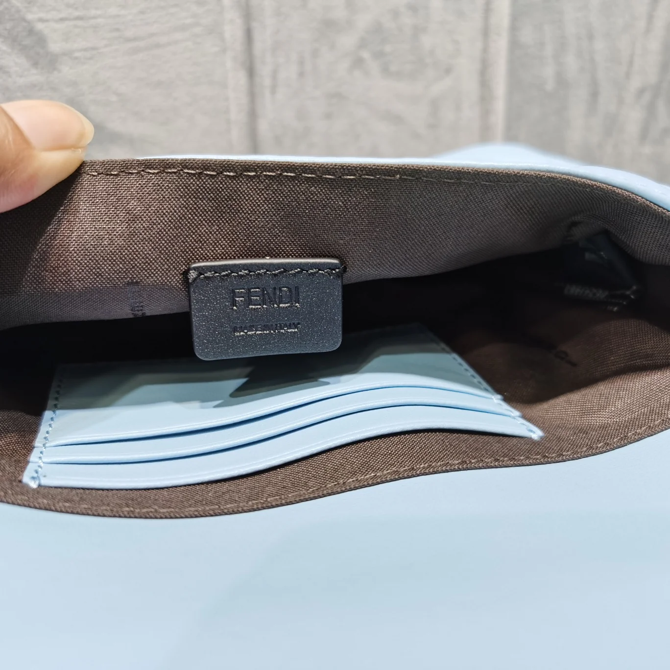 Маленькая синяя кожаная сумка Fendi Baguette