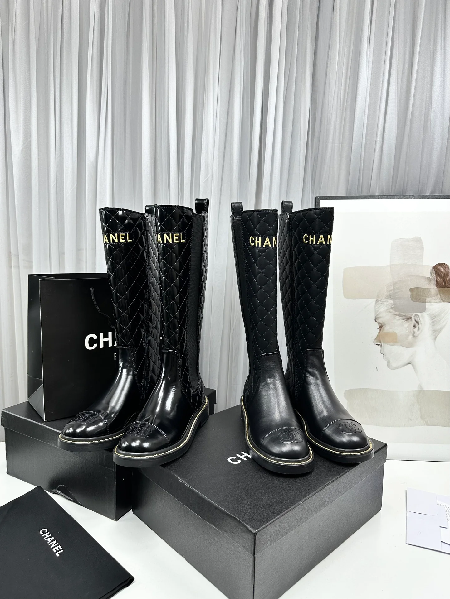 Новинка сезона осень/зима 2023 от Chanel - Стеганые ботинки - Глянцевый черный