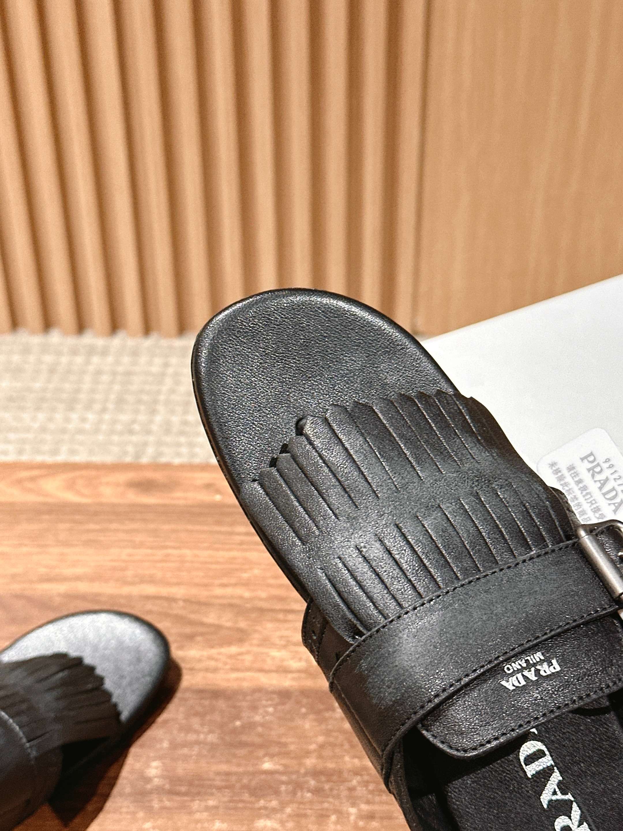 Новинка сезона весна/лето 2025 от Prada - Ретро-сандалии с кисточками - Подиумный образ - Черные