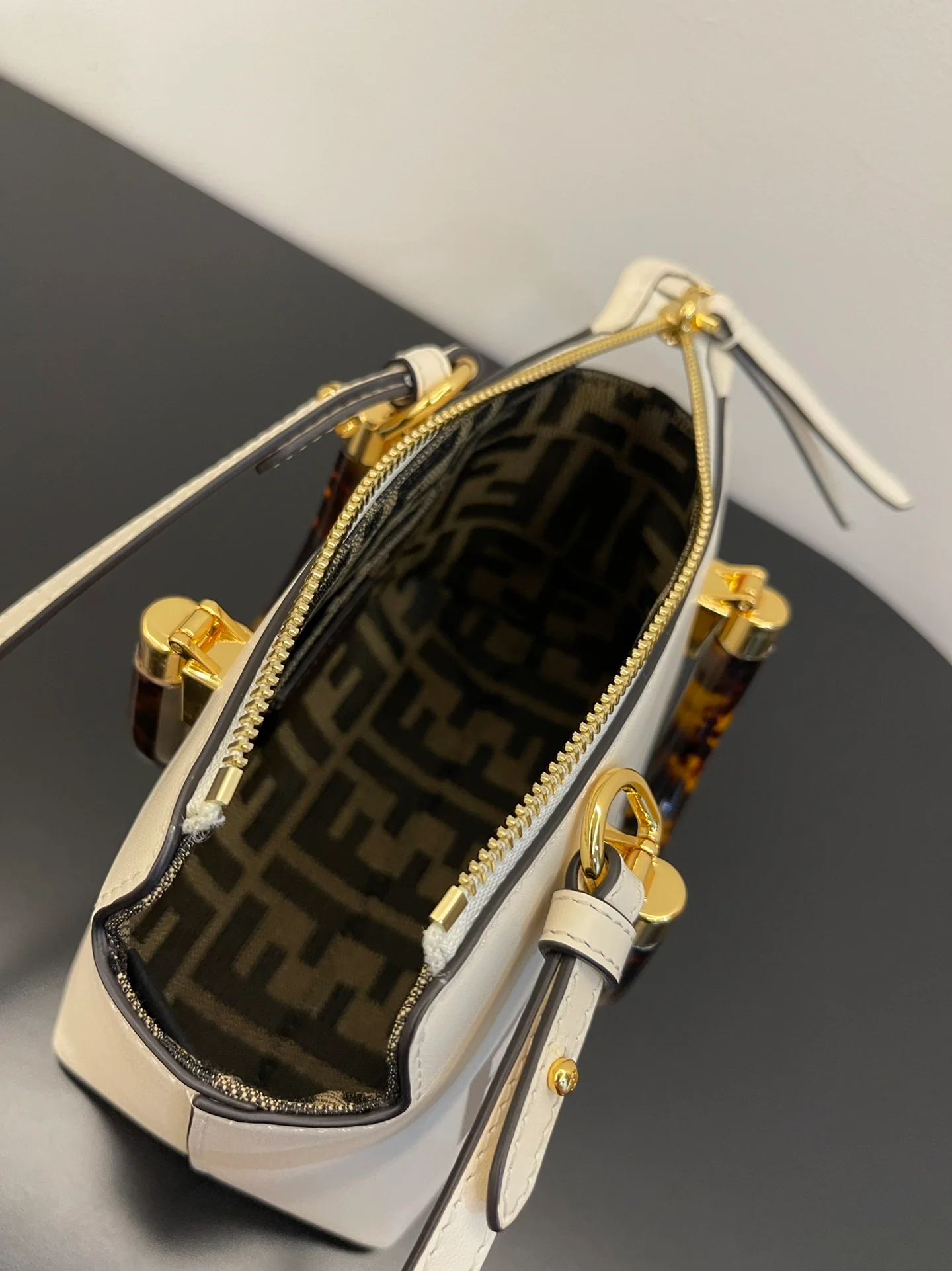 Мини-сумочка Fendi by Way Boston, белая.