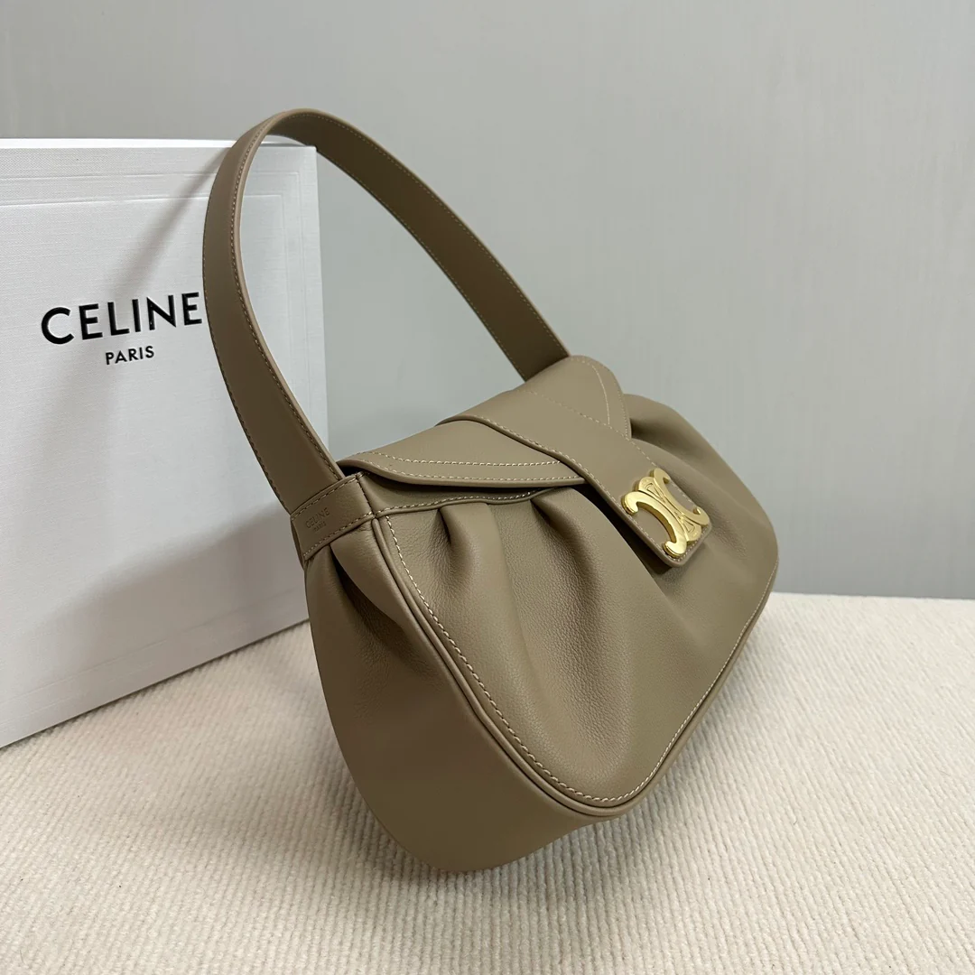 Сумка Celine Polly Bag — абрикосово-коричневая.