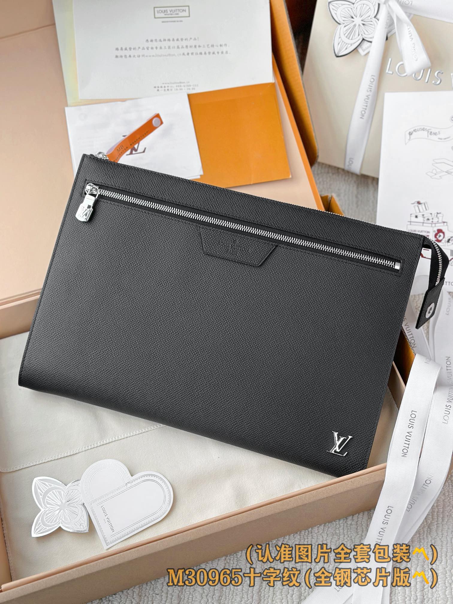 LV-m30965-pochette-24h клатч-большой-черный с поперечной текстурой