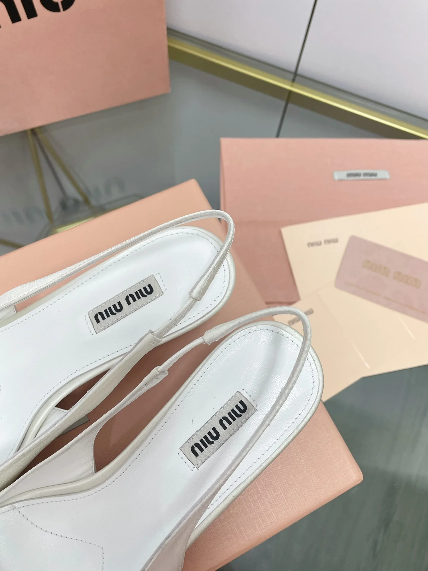 Miu Miu - Туфли на низком каблуке с острым носком