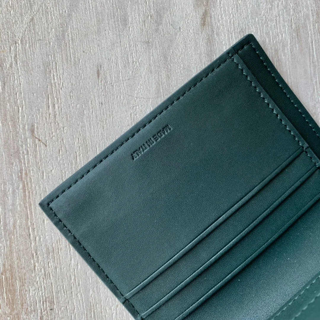 Celine TRIOMPHE 小号亮泽羊皮翻盖钱包-墨绿