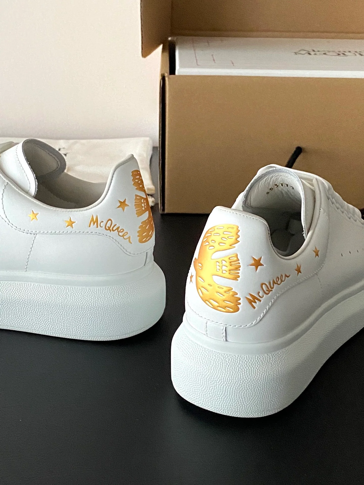 McQueen - Классические белые кроссовки - Love Bird