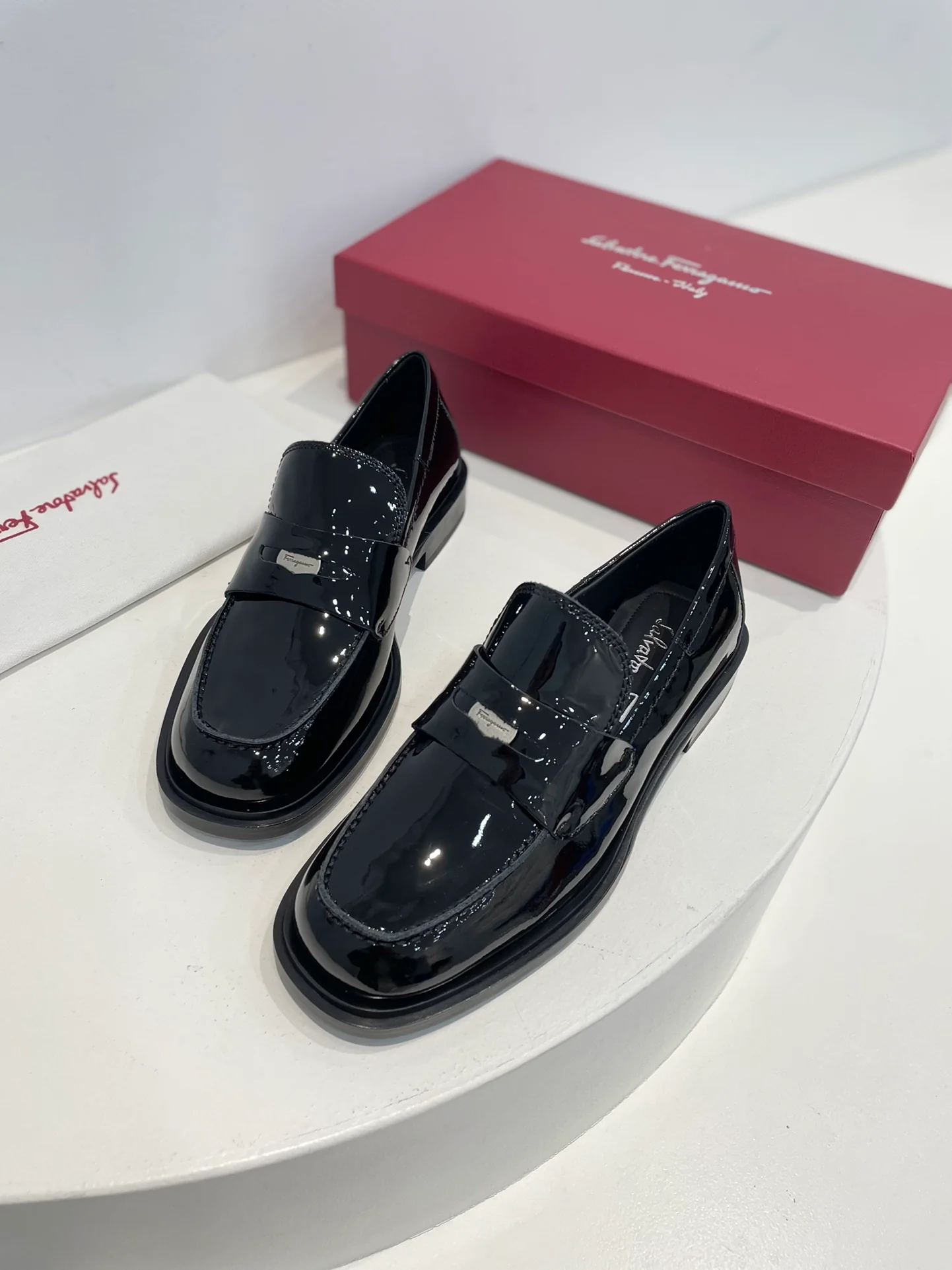 Salvatore Ferragamo - Кожаные туфли с закрытым квадратным носком, украшенные пайетками