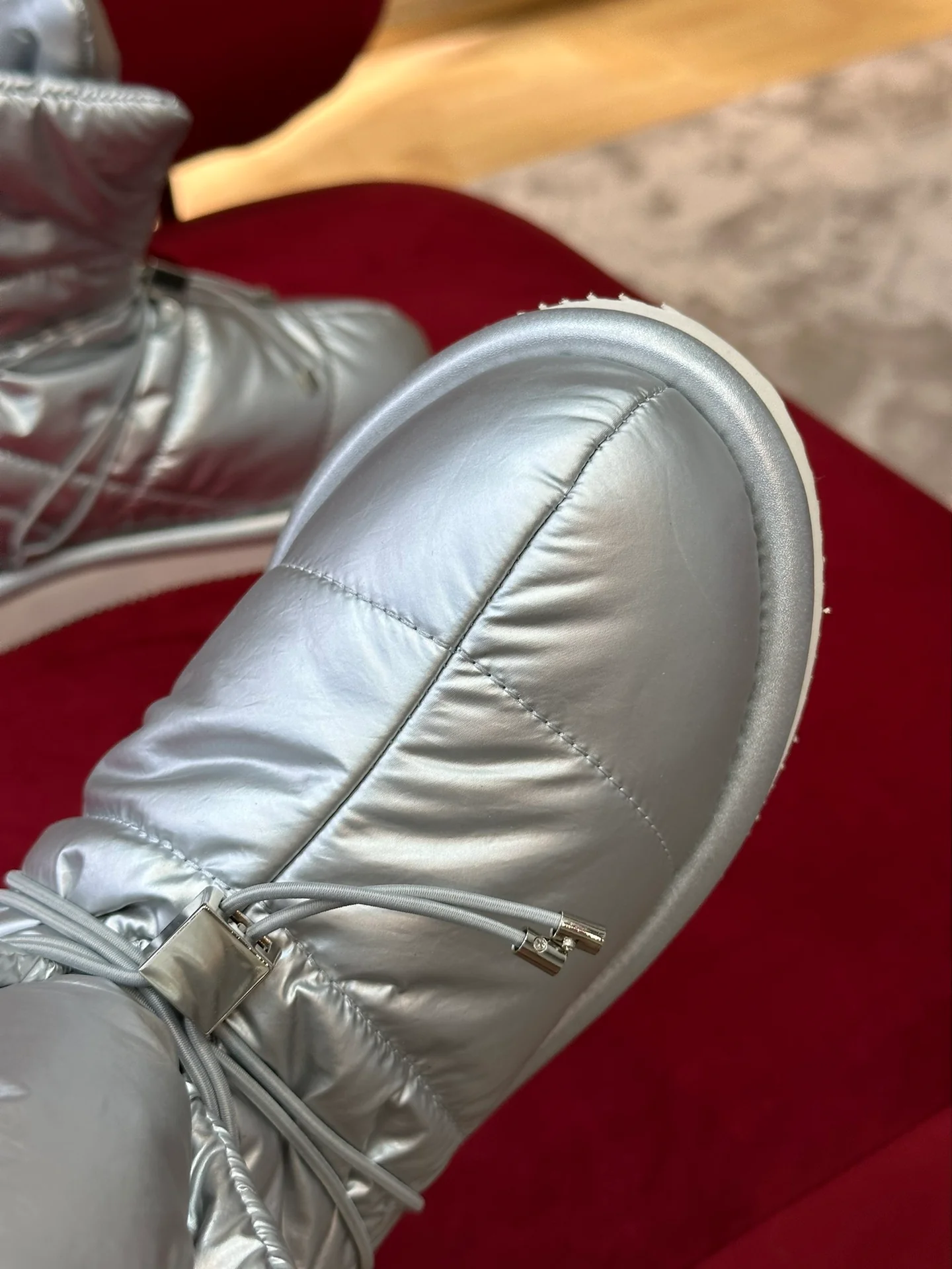 Новинка сезона осень/зима 2022 от Valentino - водонепроницаемые пуховые сапоги.