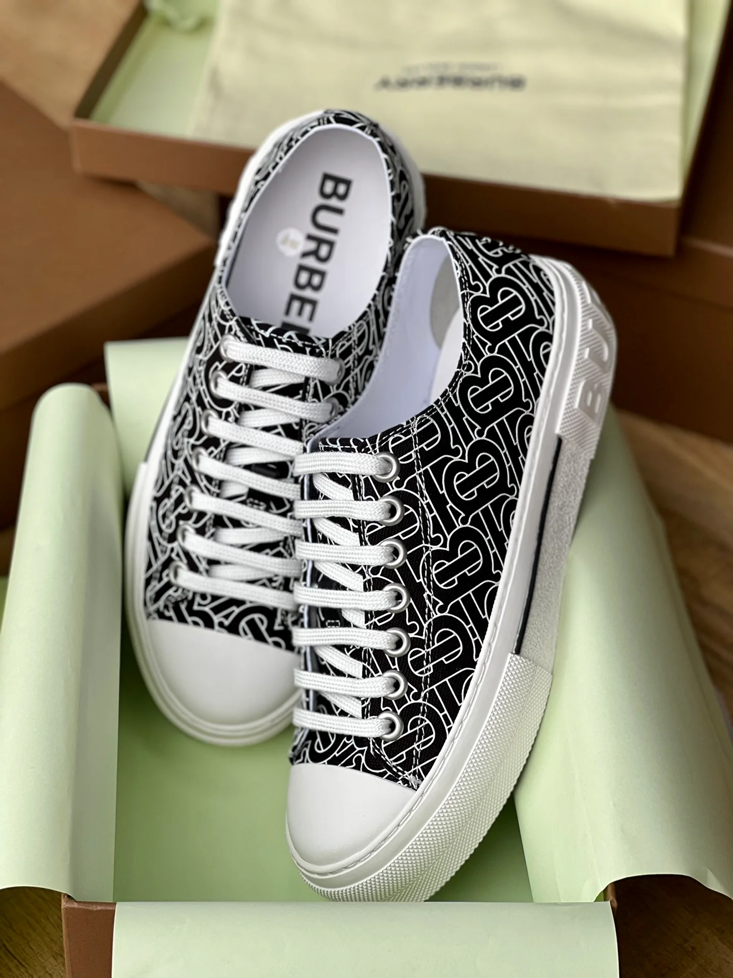 Burberry - Повседневные кроссовки - Парный стиль - Доступны на Taobao