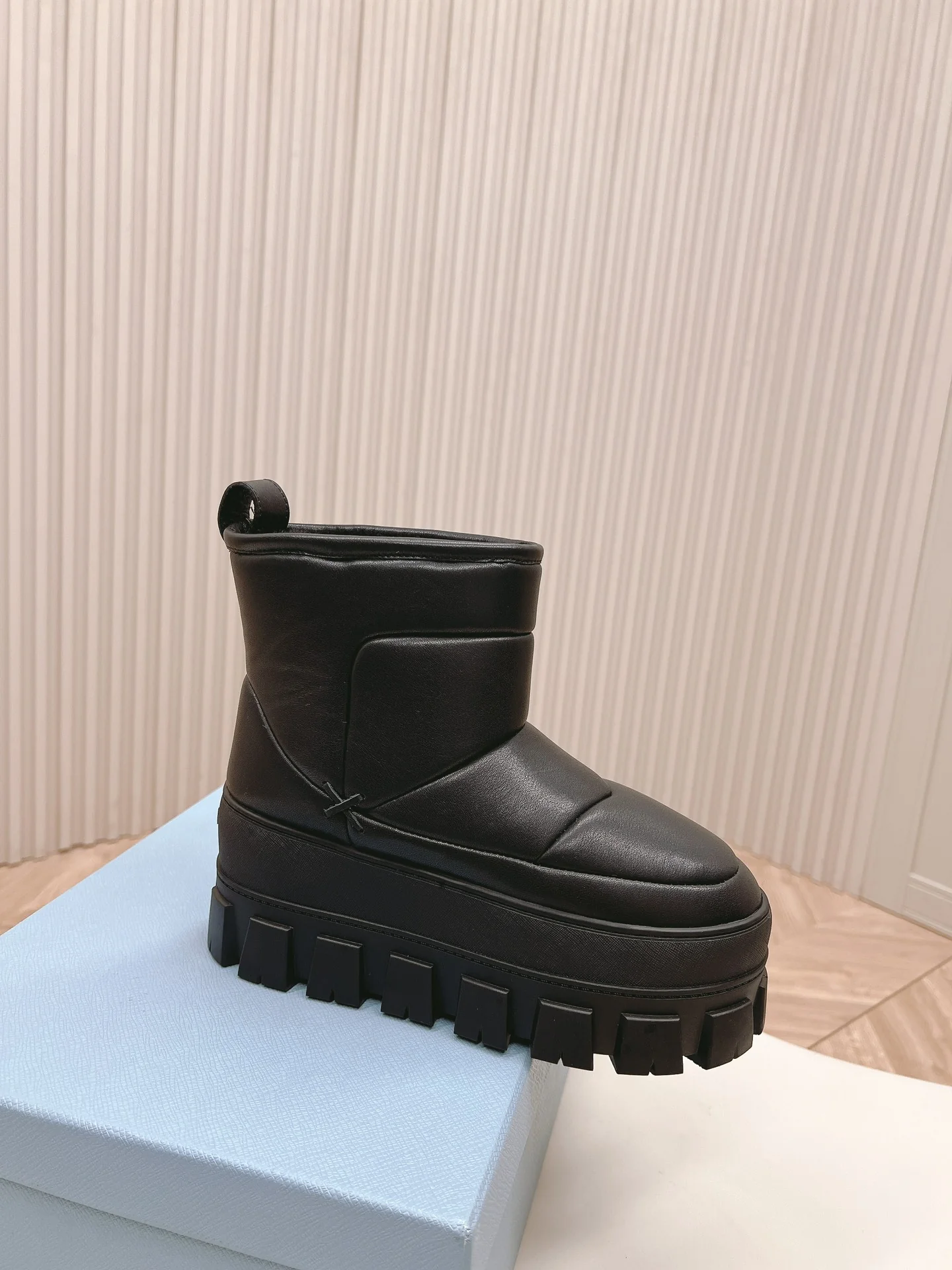 Снежные ботинки Prada на платформе 2024 года - черные