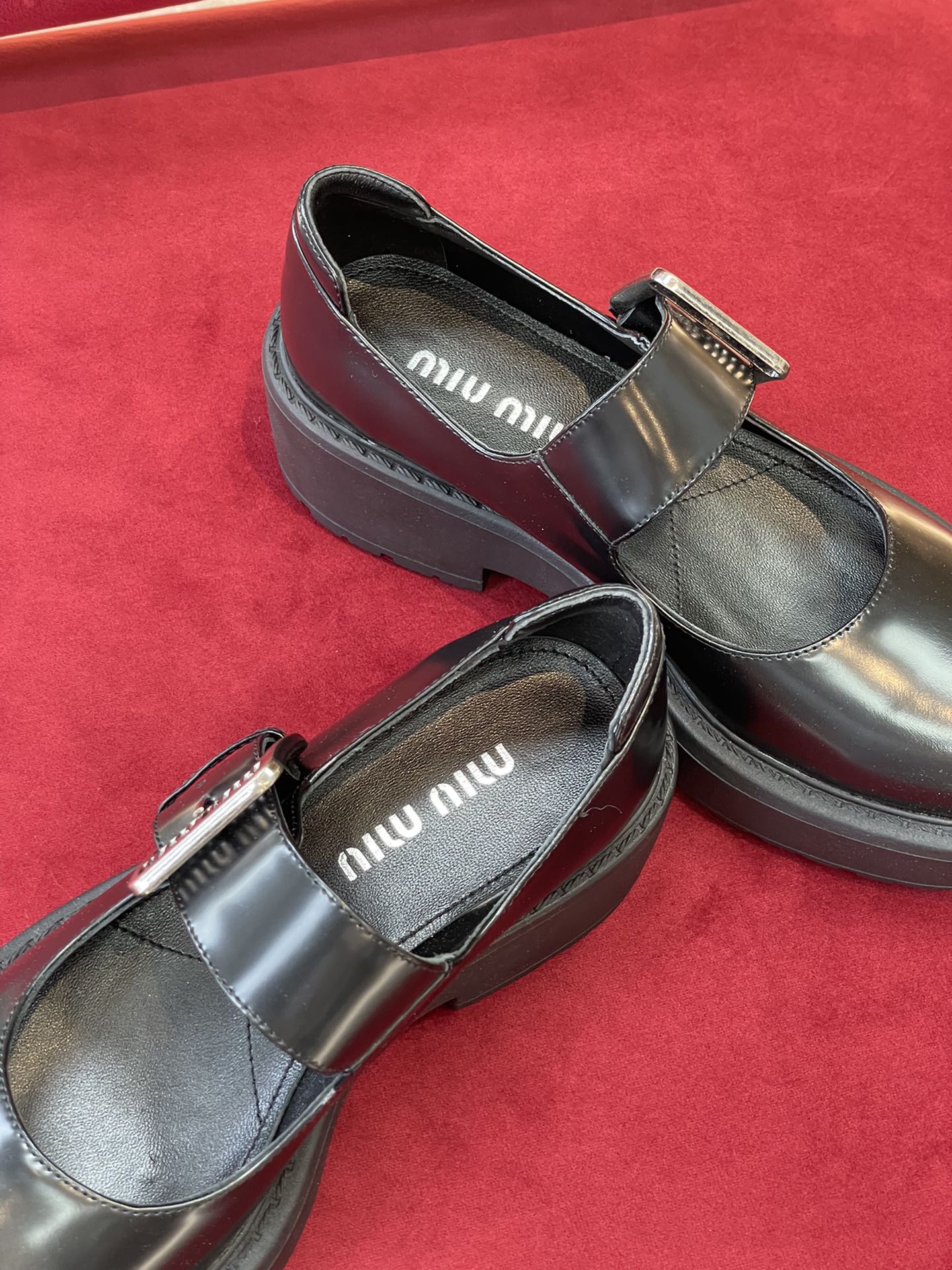 Miu Miu — Новинка сезона осень/зима 2022 — Туфли Мэри Джейн на платформе