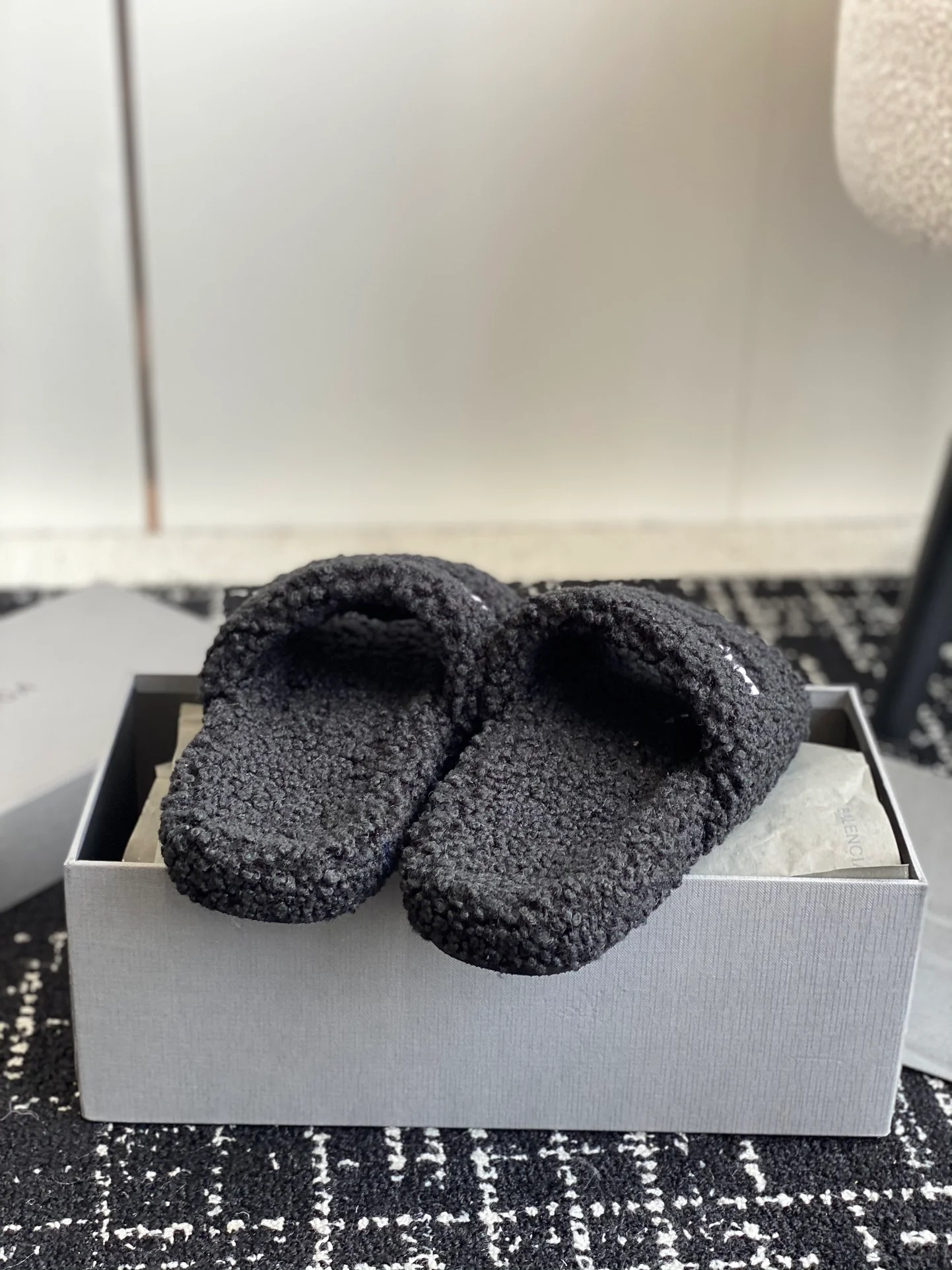 Новинка сезона осень/зима 2023 от Balenciaga - Меховые тапочки - Черные