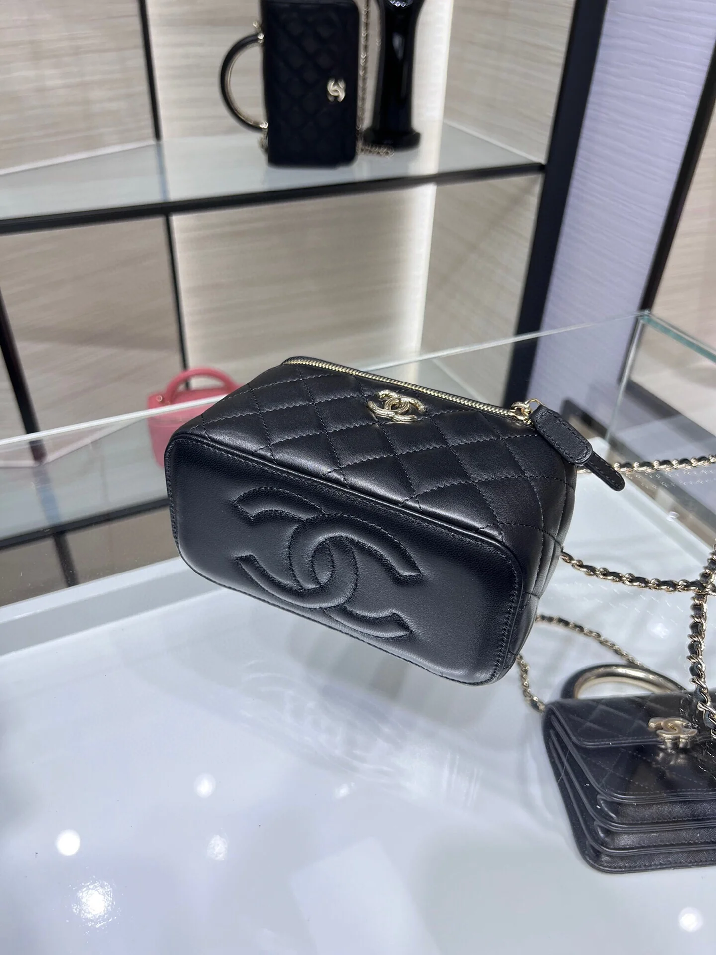 Сумочка для помады Chanel Métiers d'Art 2022 — квадратная, черная, из овечьей кожи.