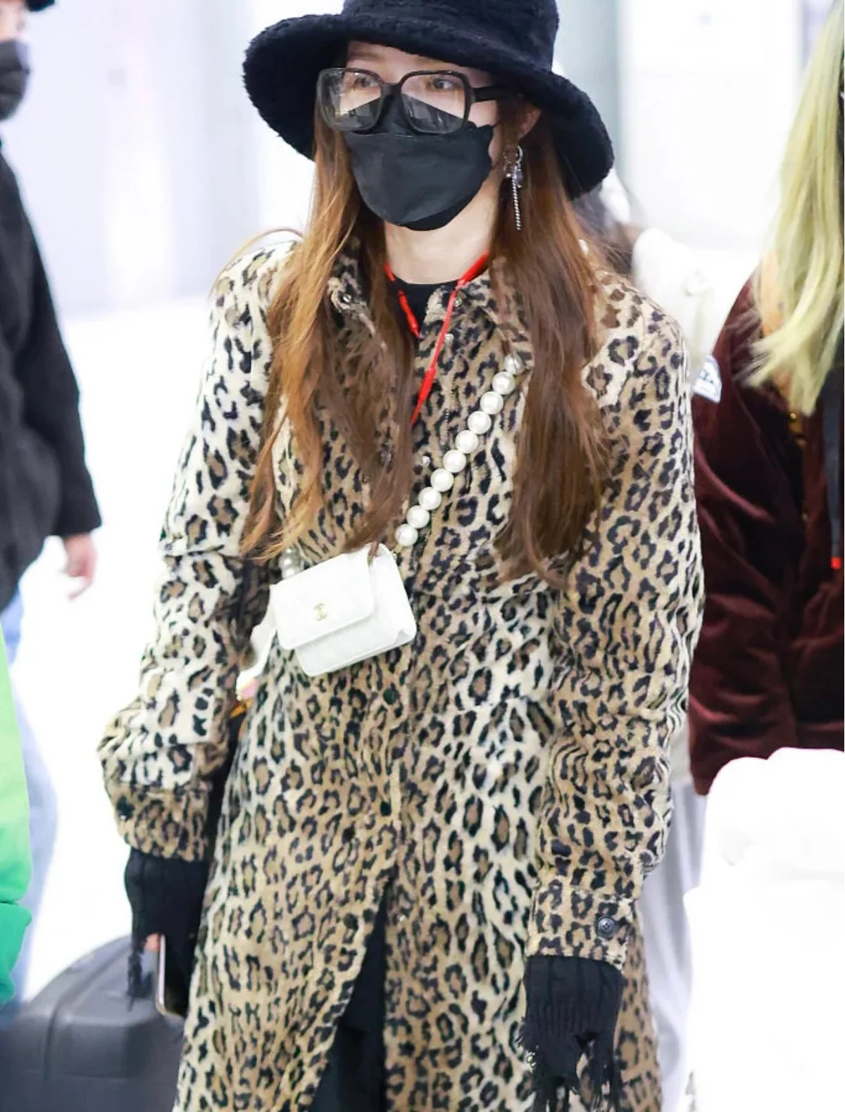 Маленькая сумочка Chanel с жемчужной цепочкой