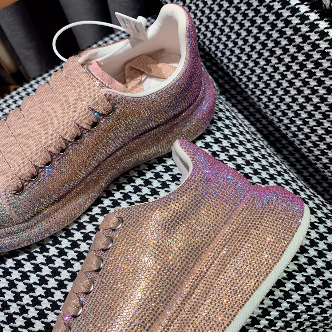 Классические белые кроссовки McQueen - розовые с отделкой из страз.