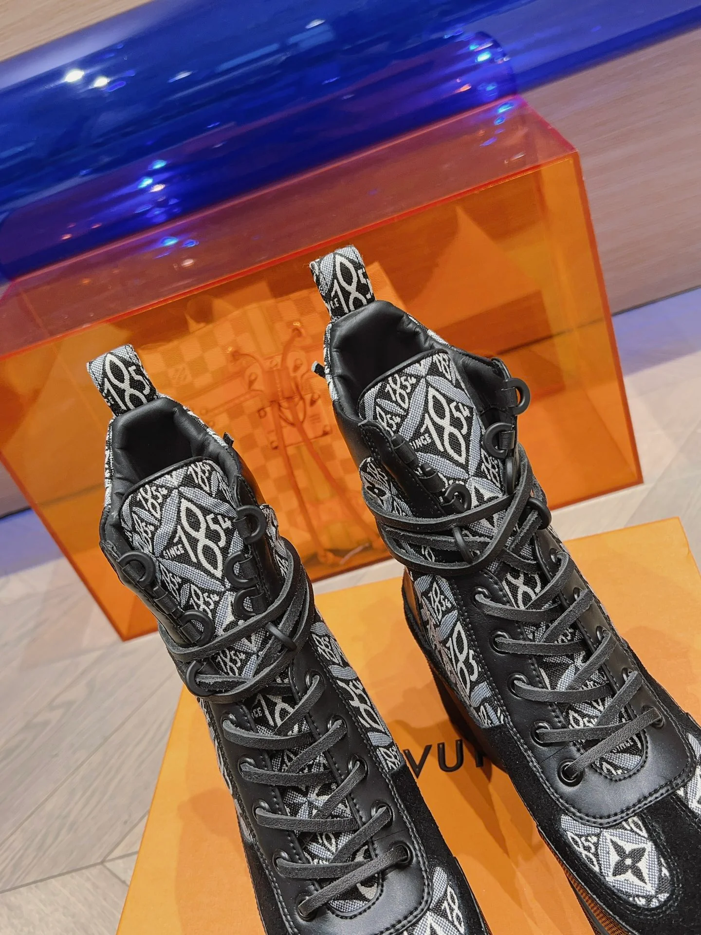 Новинка осенне-зимней коллекции LV 2023 — Ботинки Мартин на высоком каблуке — Черная серия — Модель 1