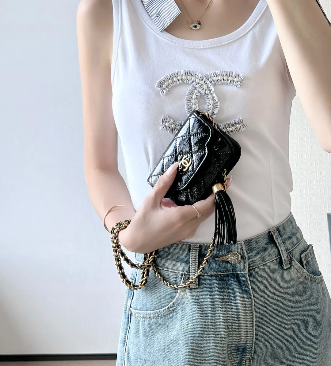 Chanel - Маленькая сумка через плечо с цепочкой и кисточкой - Черная с золотой фурнитурой