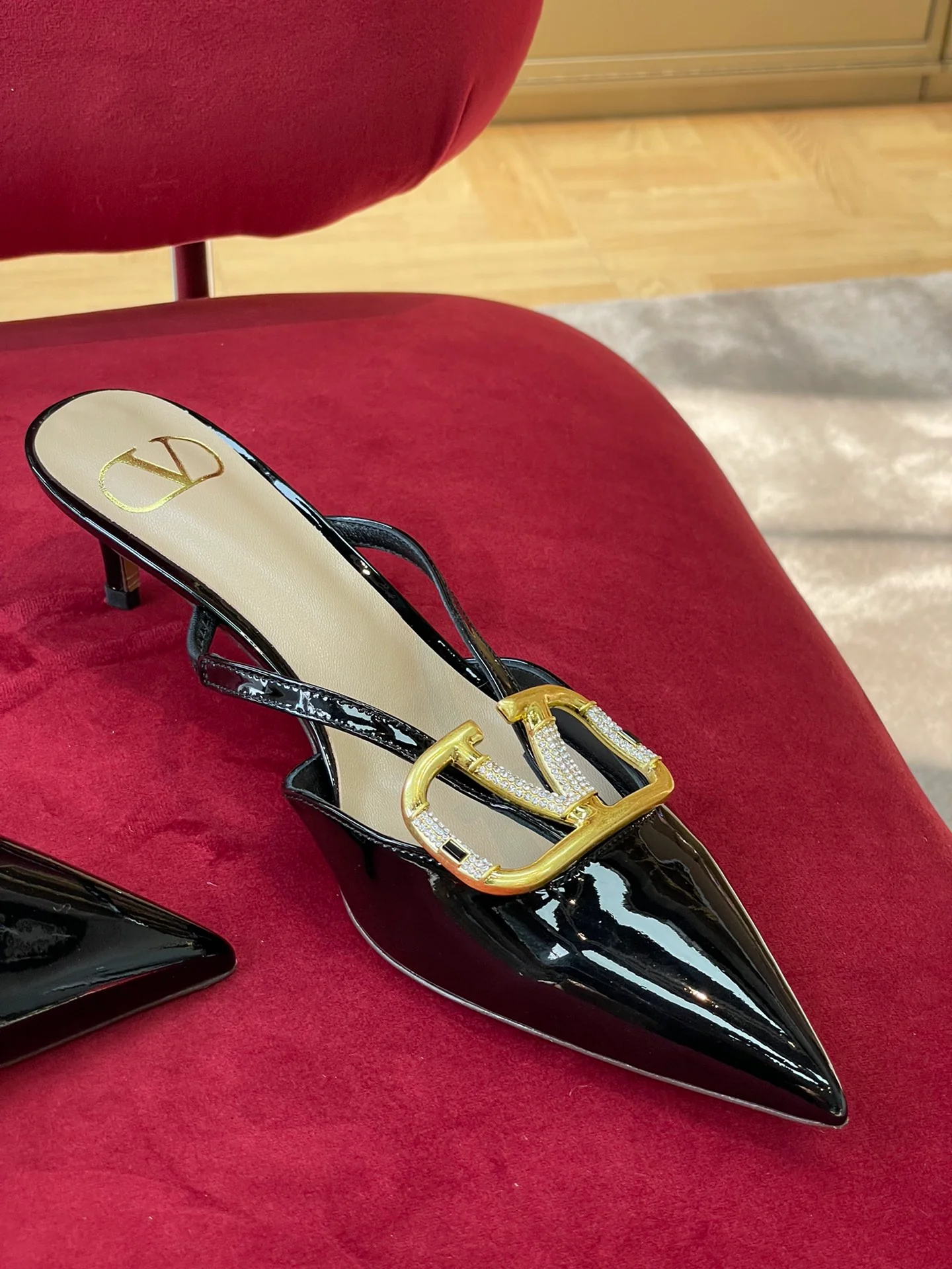 Новинка сезона осень/зима 2022 от Valentino — туфли-лодочки на низком каблуке с V-образным вырезом, украшенные стразами.