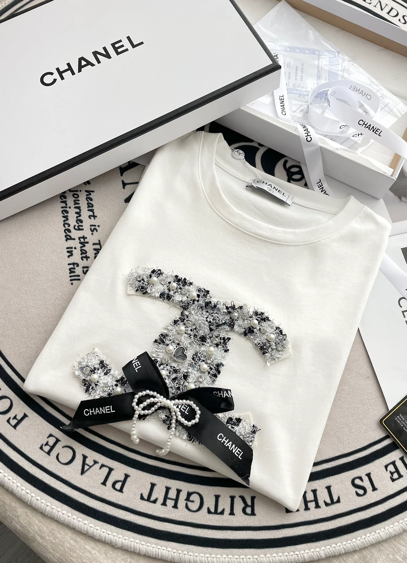 Футболка Chanel 2403 с коротким рукавом, украшенная объемными 3D-эффектами, белая.