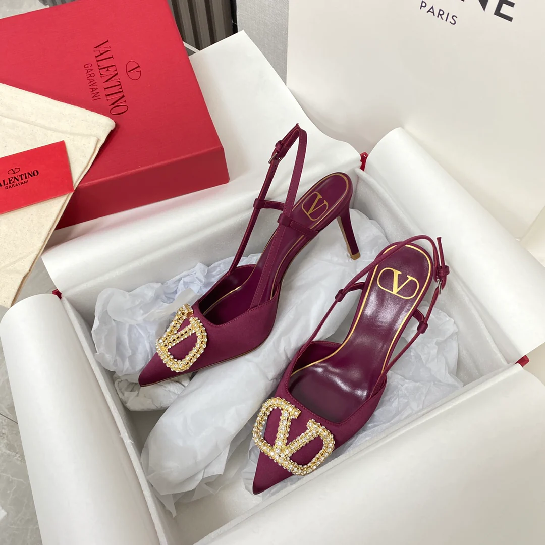 Valentino - Новейшая коллекция бутика - Сандалии и туфли на каблуке с V-образными замшевыми вставками - 1