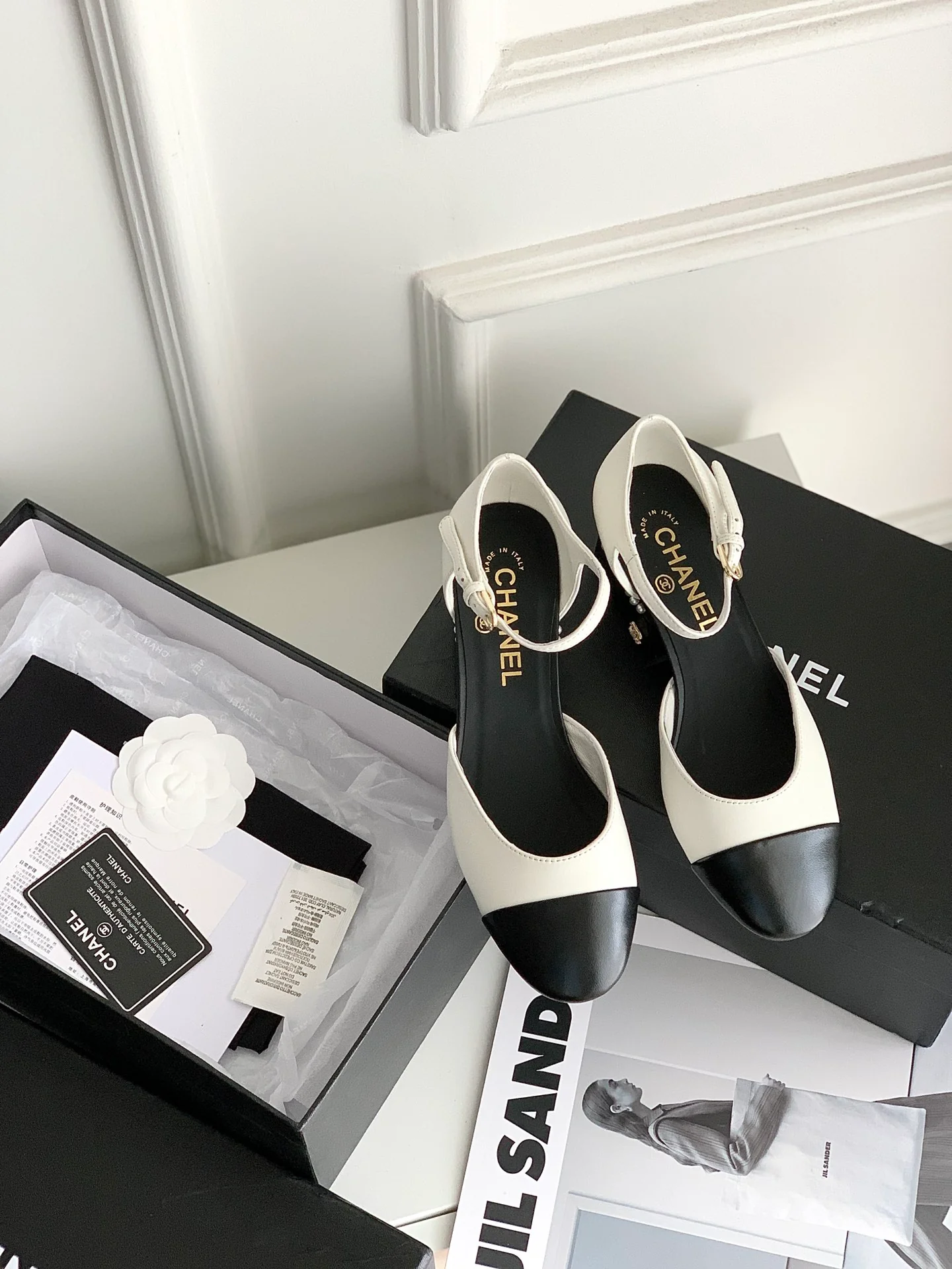 Туфли-лодочки Мэри Джейн с подиума Chanel 2022 года на низком каблуке - 4-5 см - белые