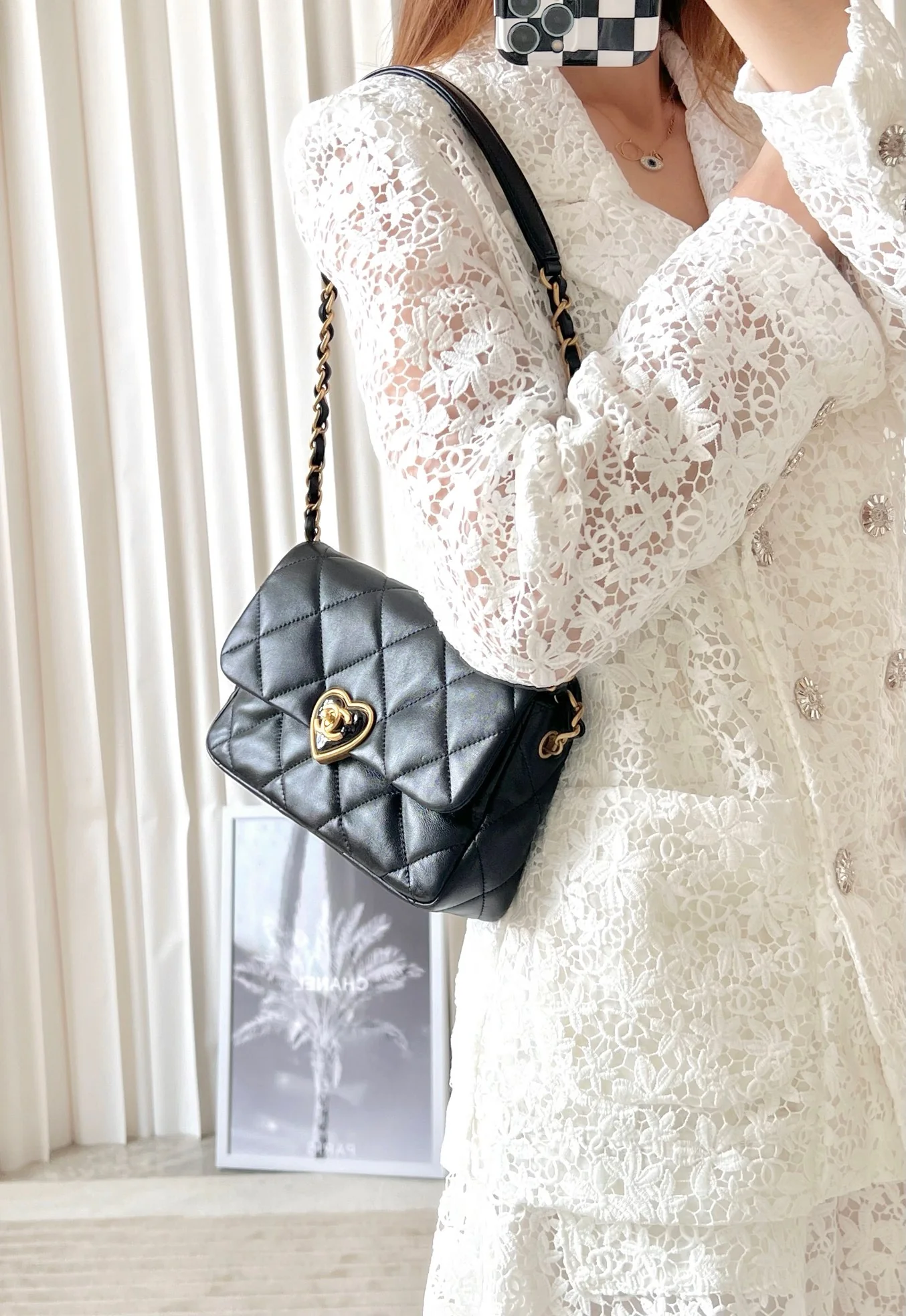 Новинка сезона весна/лето 2023 от Chanel - сумка с эмалированной пряжкой в ??форме сердца - черная - большой размер - фотографии на сумке