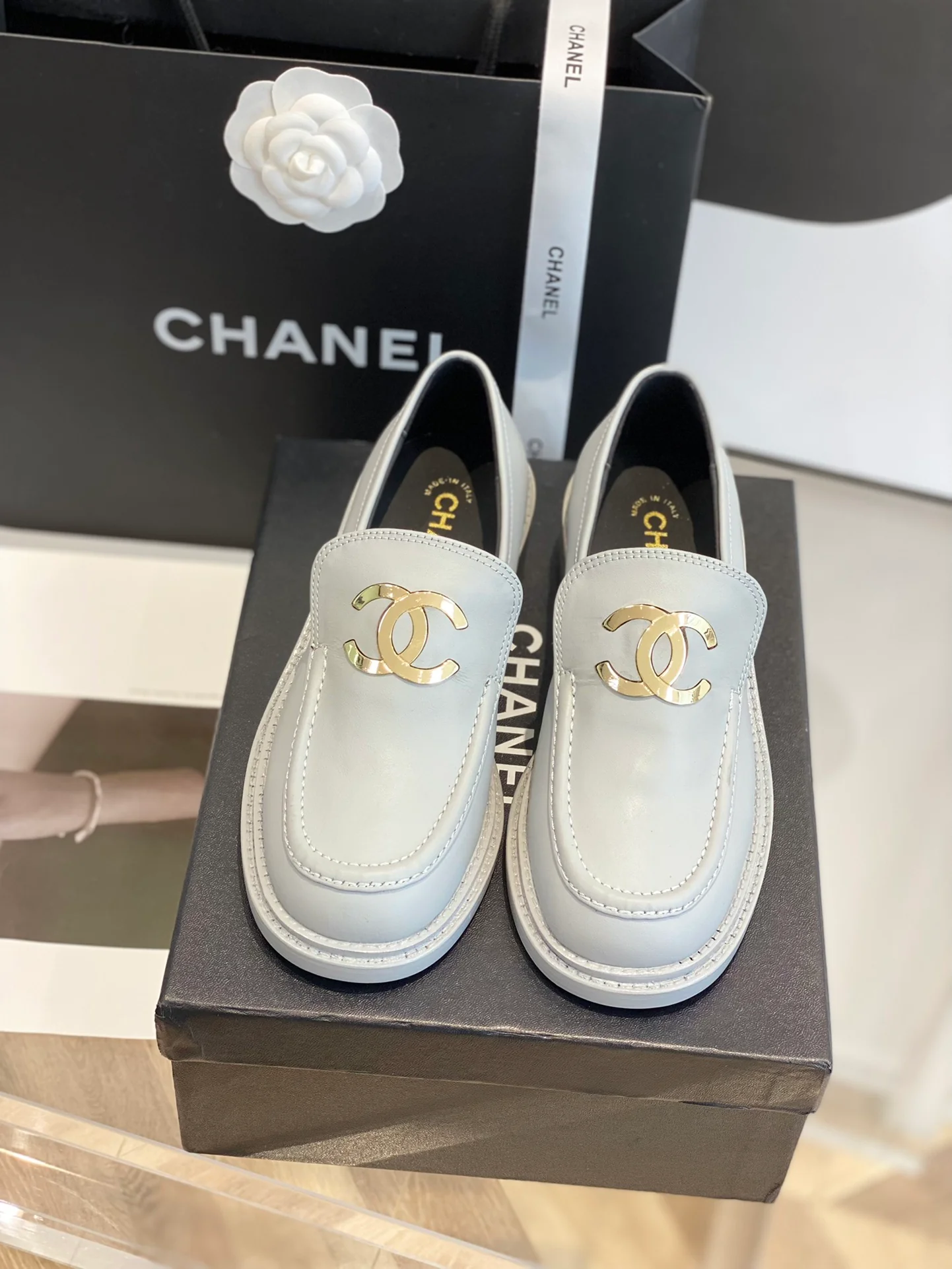 Новинка весны 2023 года от Chanel - лоферы с крупным логотипом.