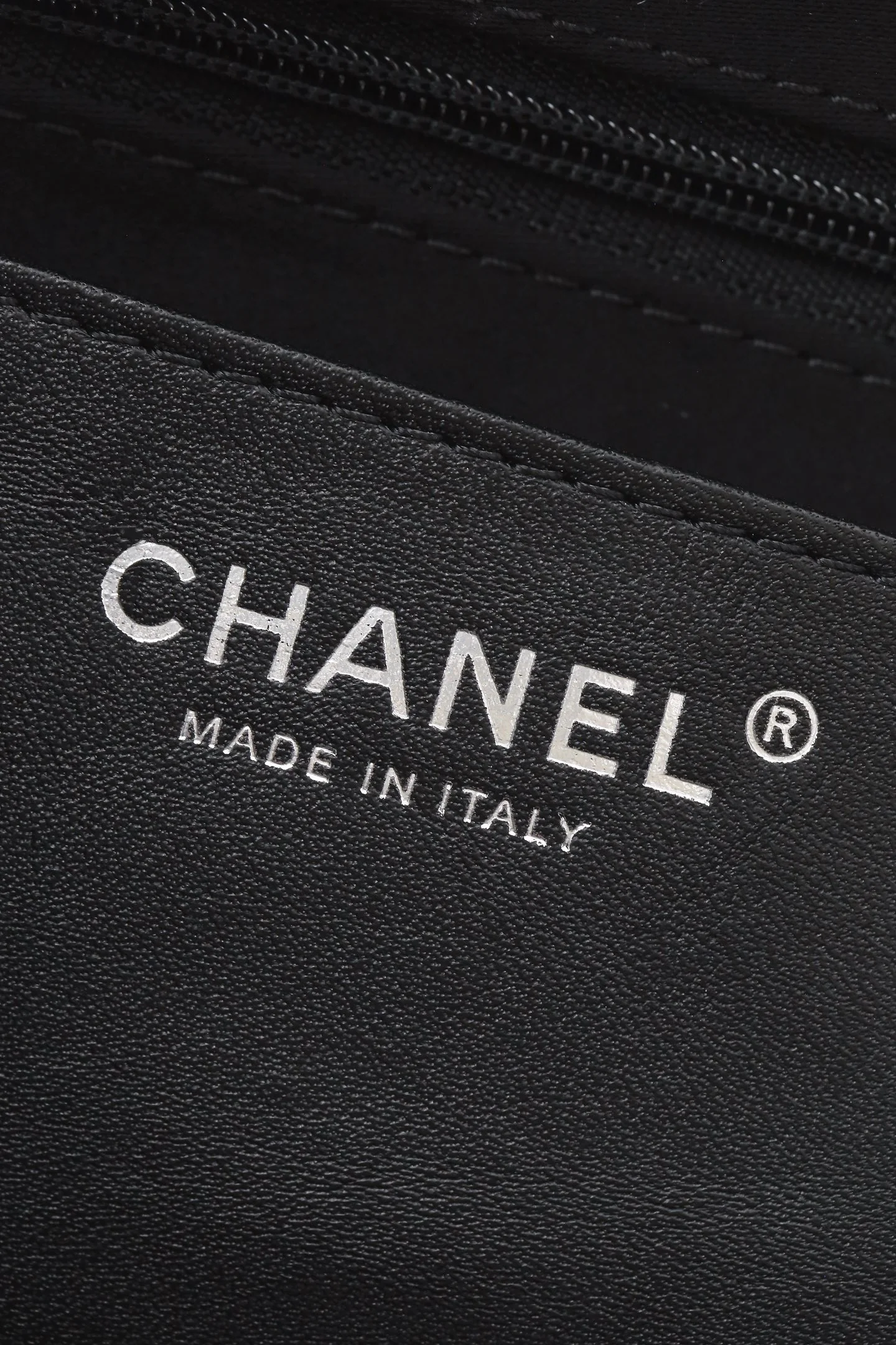 Сумка Chanel в стиле хиппи с золотой монетой 25 пенсов — черно-серебряная.