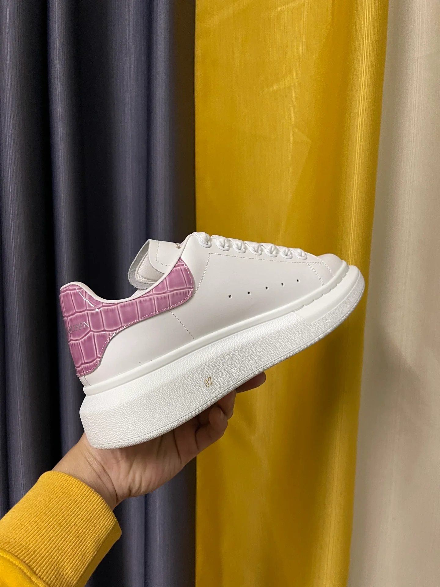 Классические белые кроссовки McQueen - унисекс - фиолетовая лакированная кожа с текстурой 