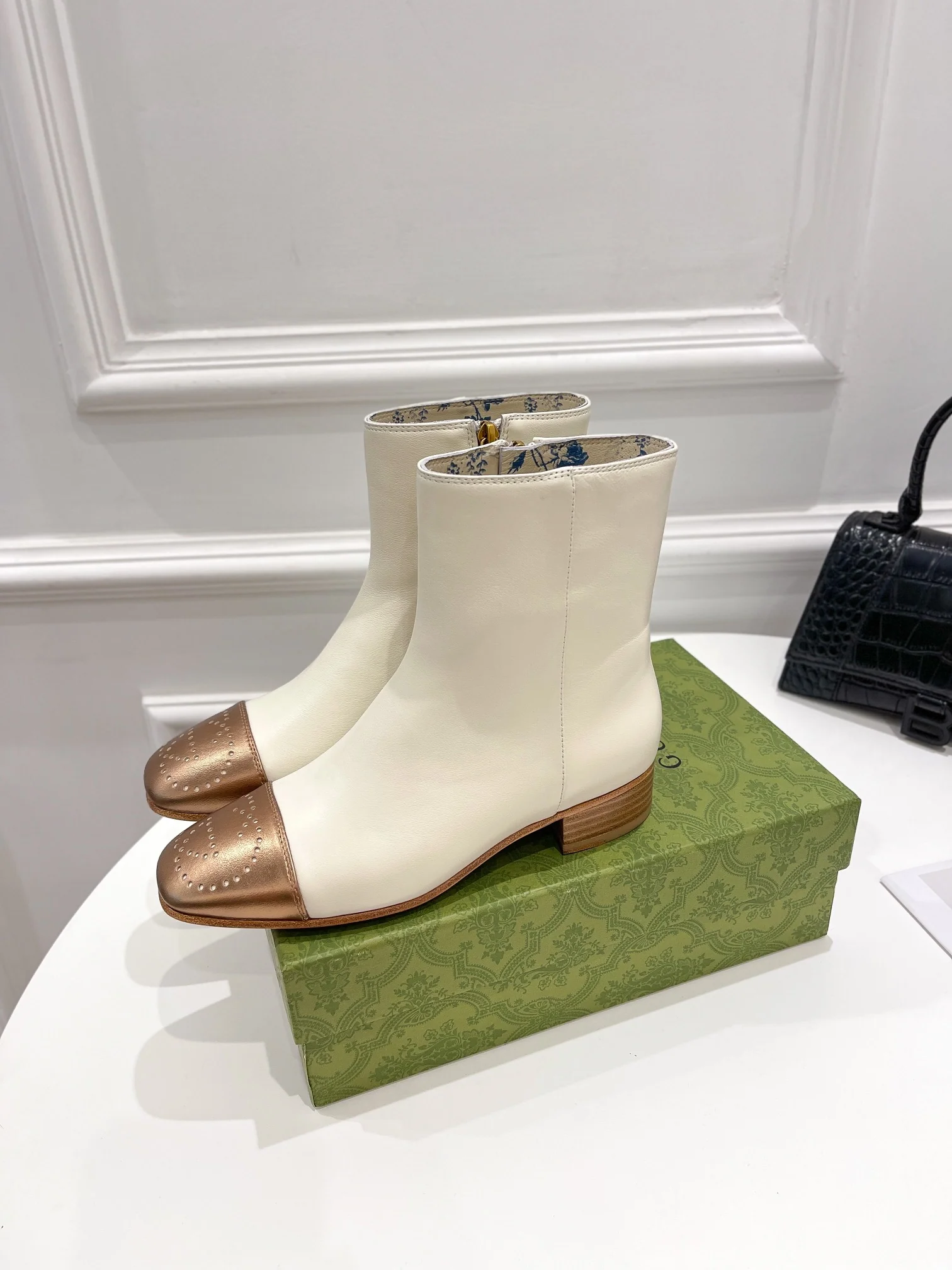 Новинки осенне-зимней коллекции Gucci 2022 - Ботильоны - 3