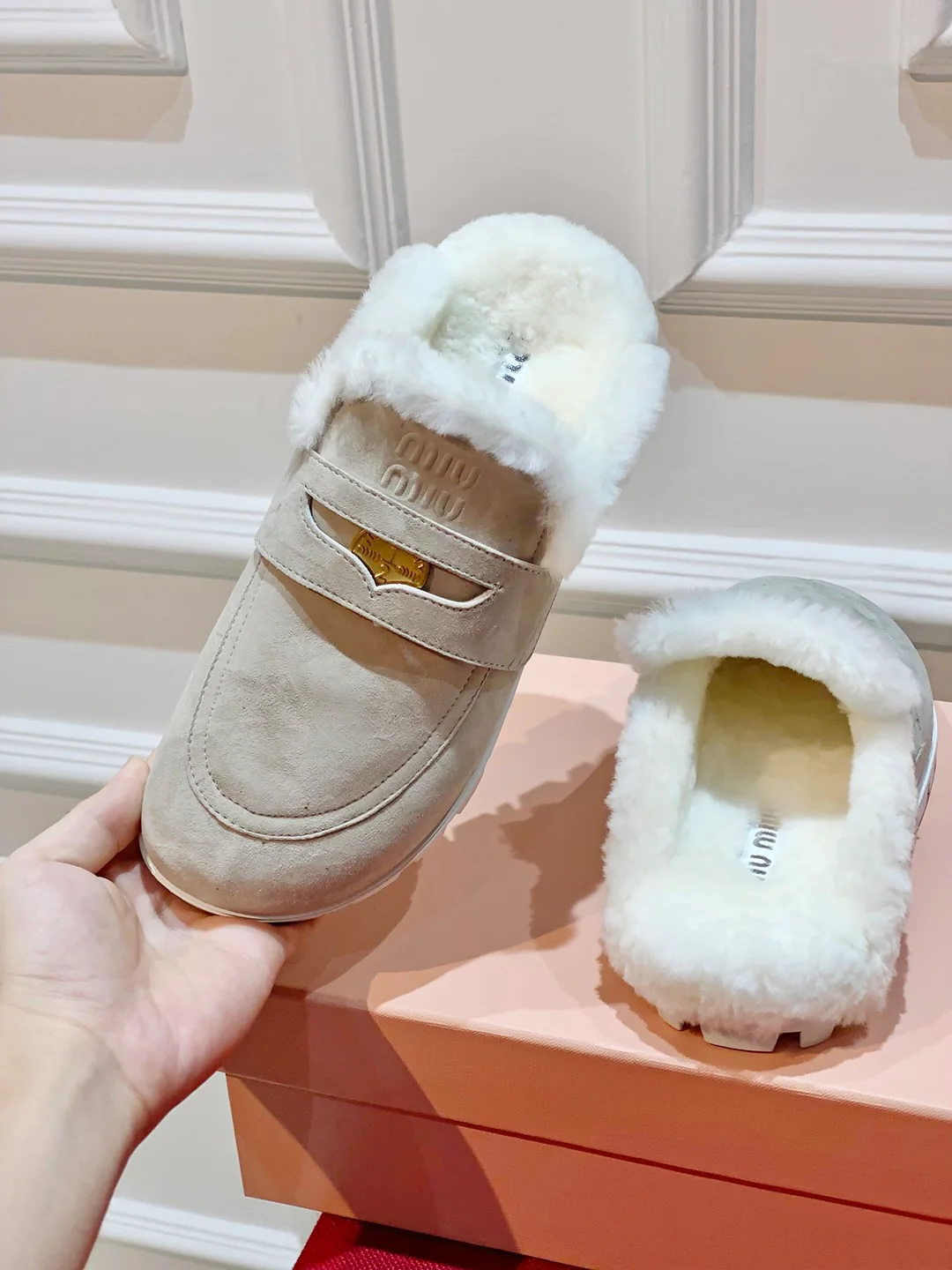 Новинка сезона осень/зима 2023 от Miu Miu - Меховые тапочки с золотой пряжкой - Светло-серые