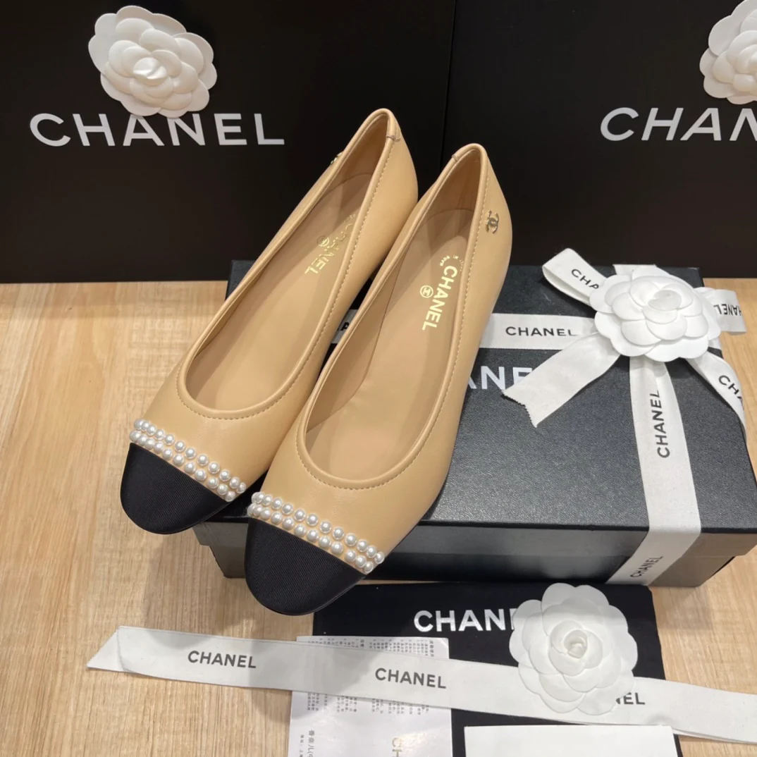 Chanel - Абрикосовые туфли на среднем каблуке