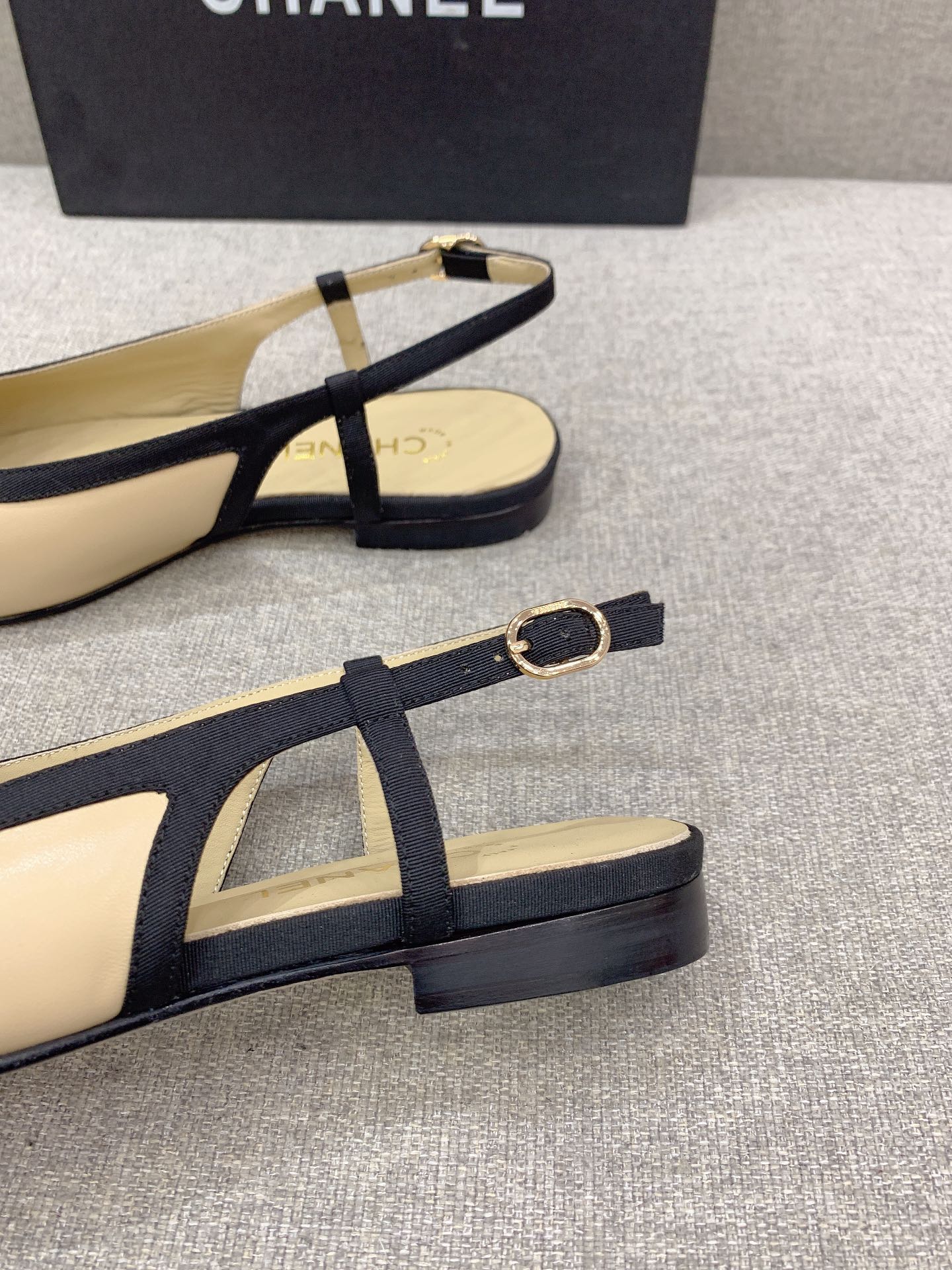 Классические сандалии Chanel на плоской подошве - с черным носком